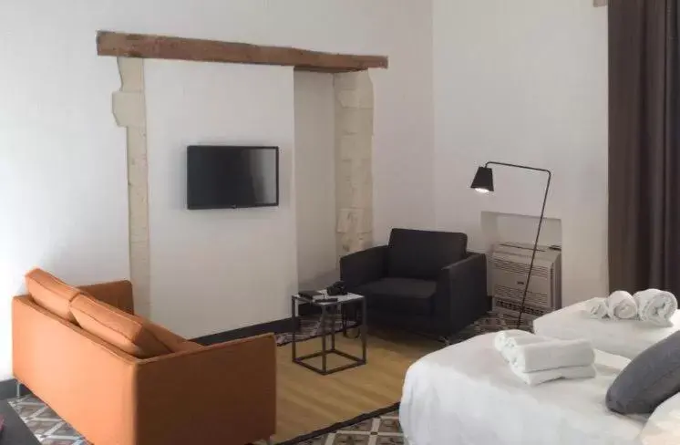 TV/Entertainment Center in Isabella di Castiglia Apartments