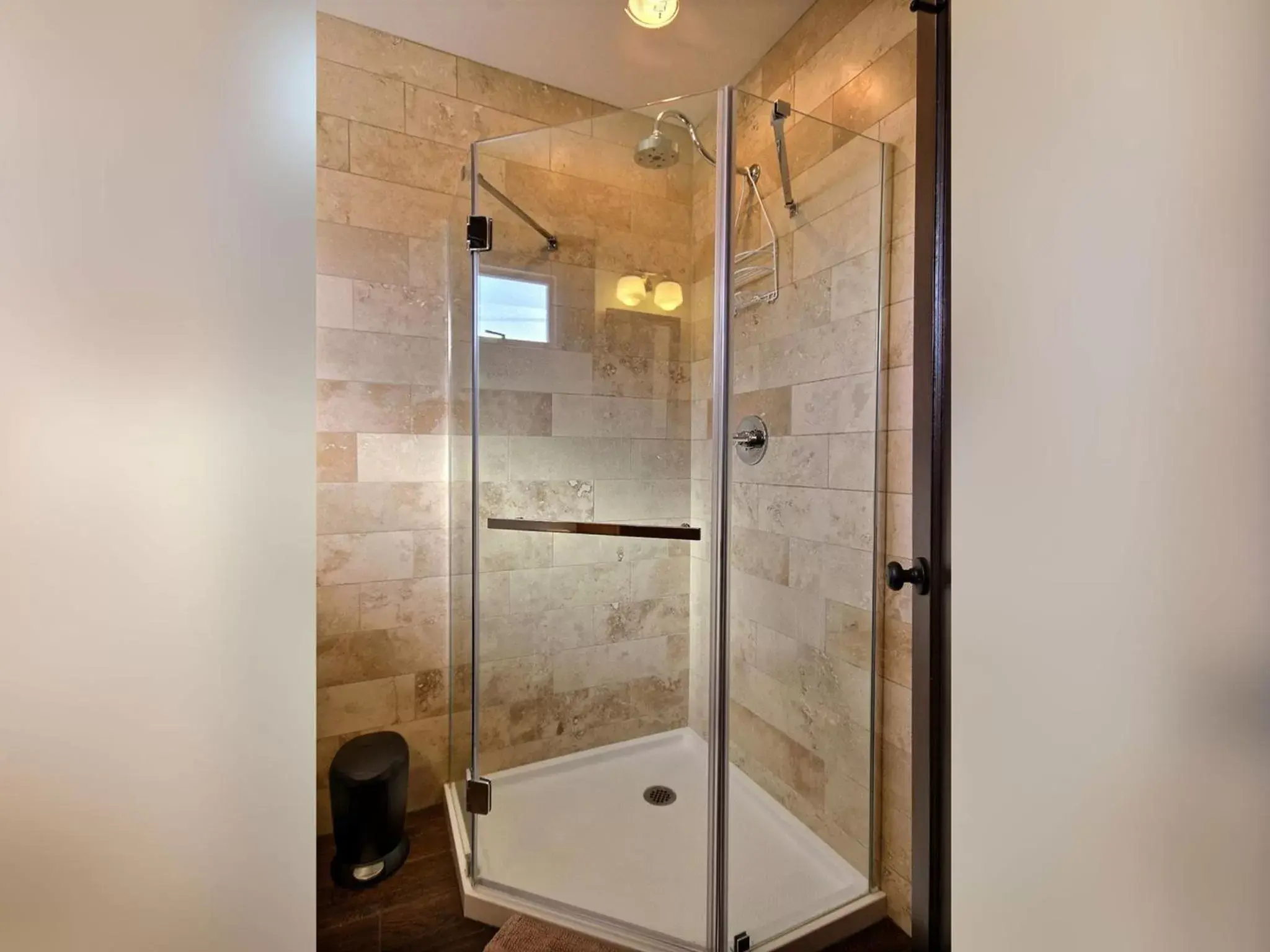 Shower, Bathroom in Pitchwood Inn