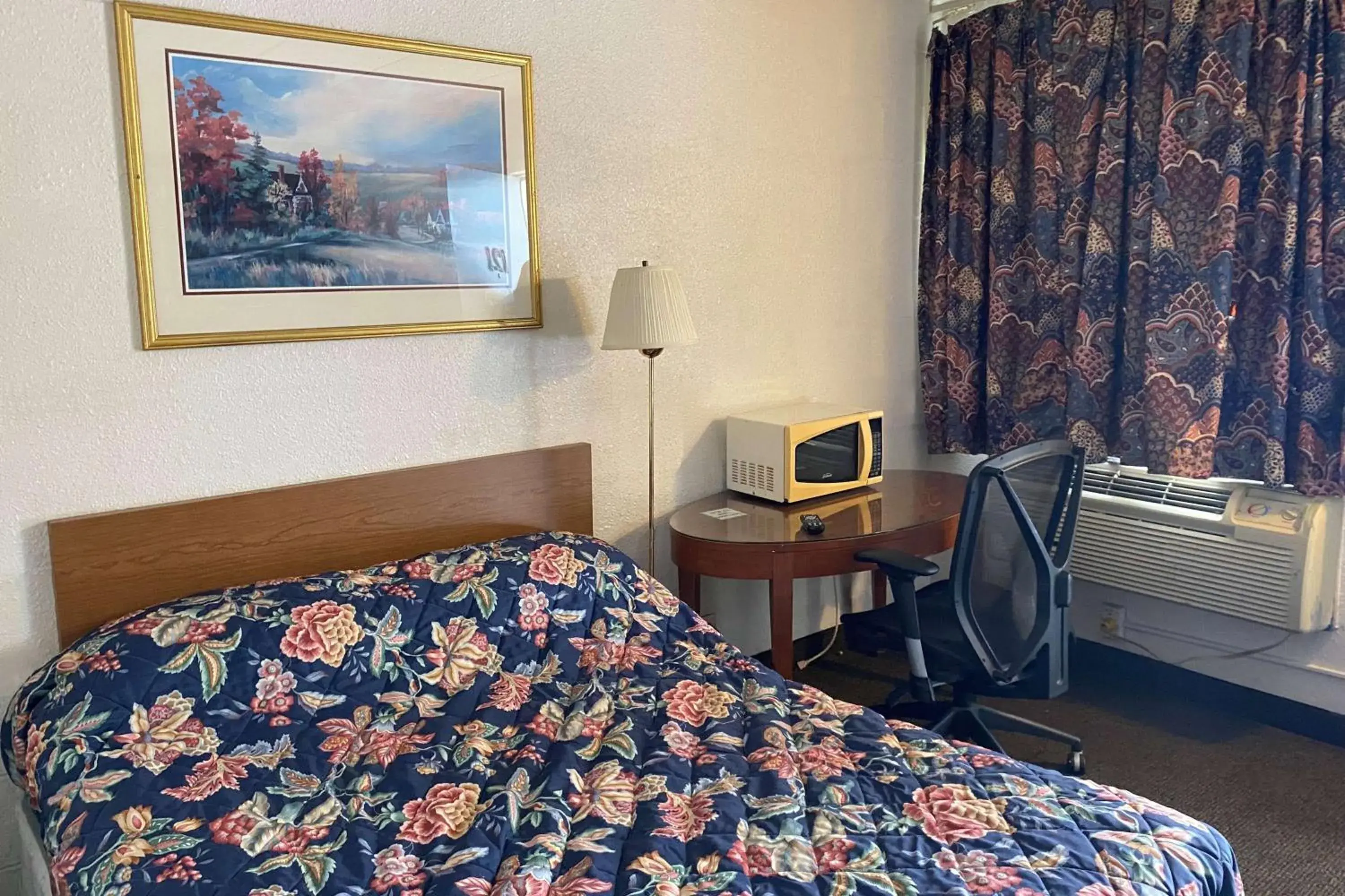 Photo of the whole room, Bed in Travelodge by Wyndham Rockford South