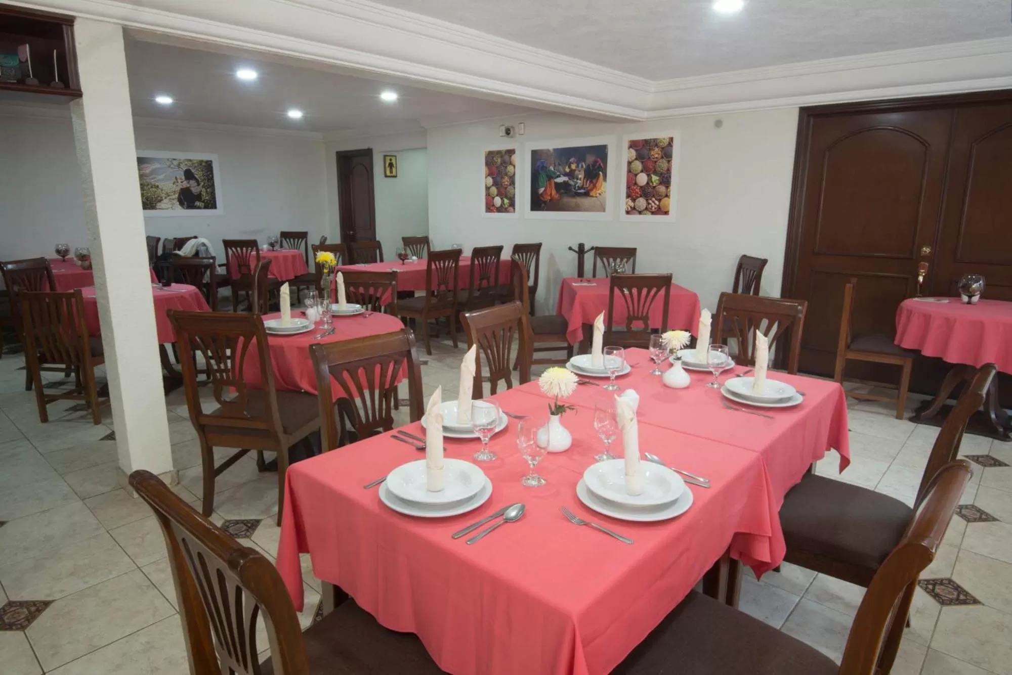 Restaurant/places to eat in Hotel Casino Plaza