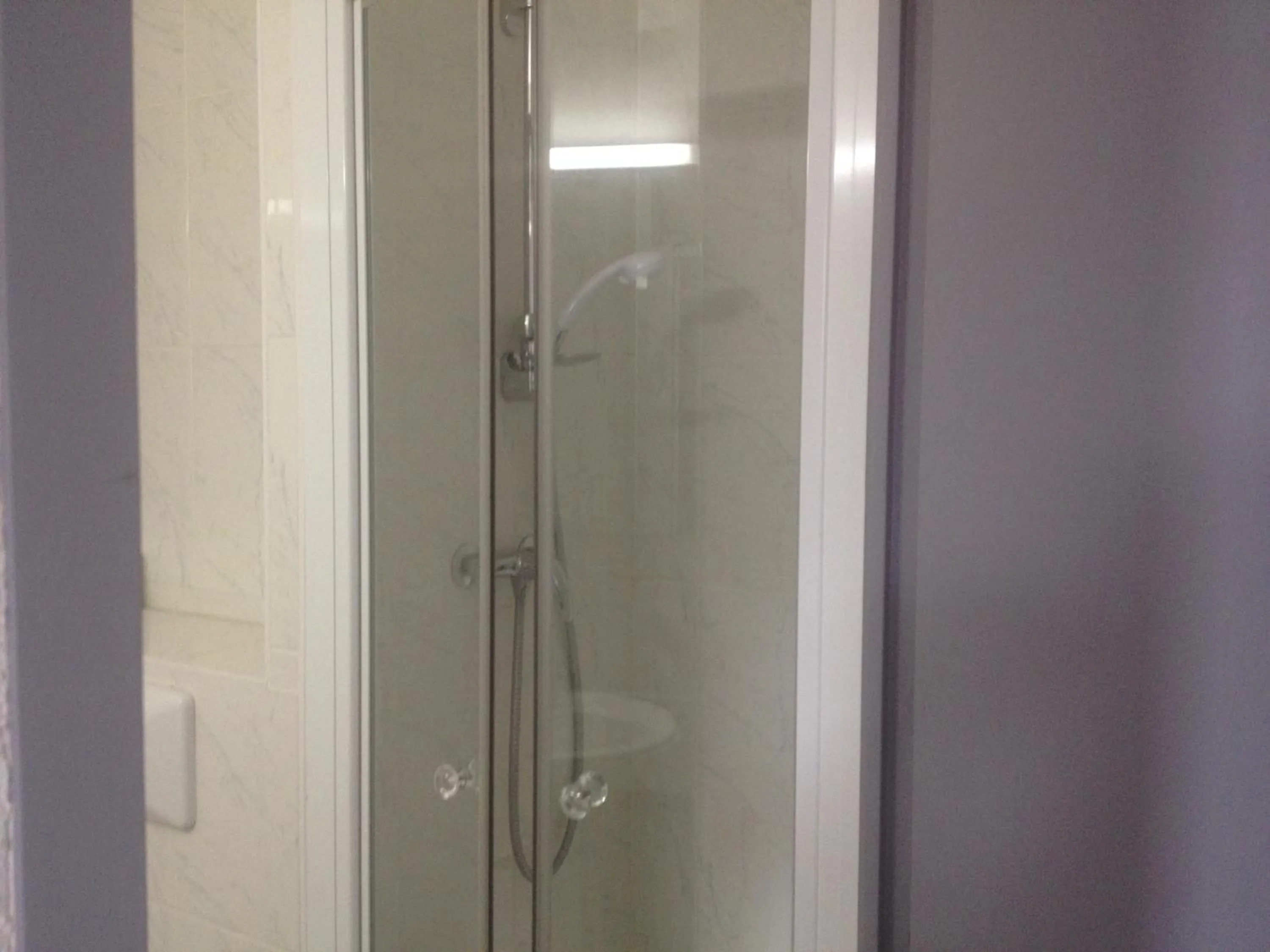 Shower in Hotel Le Strasbourg