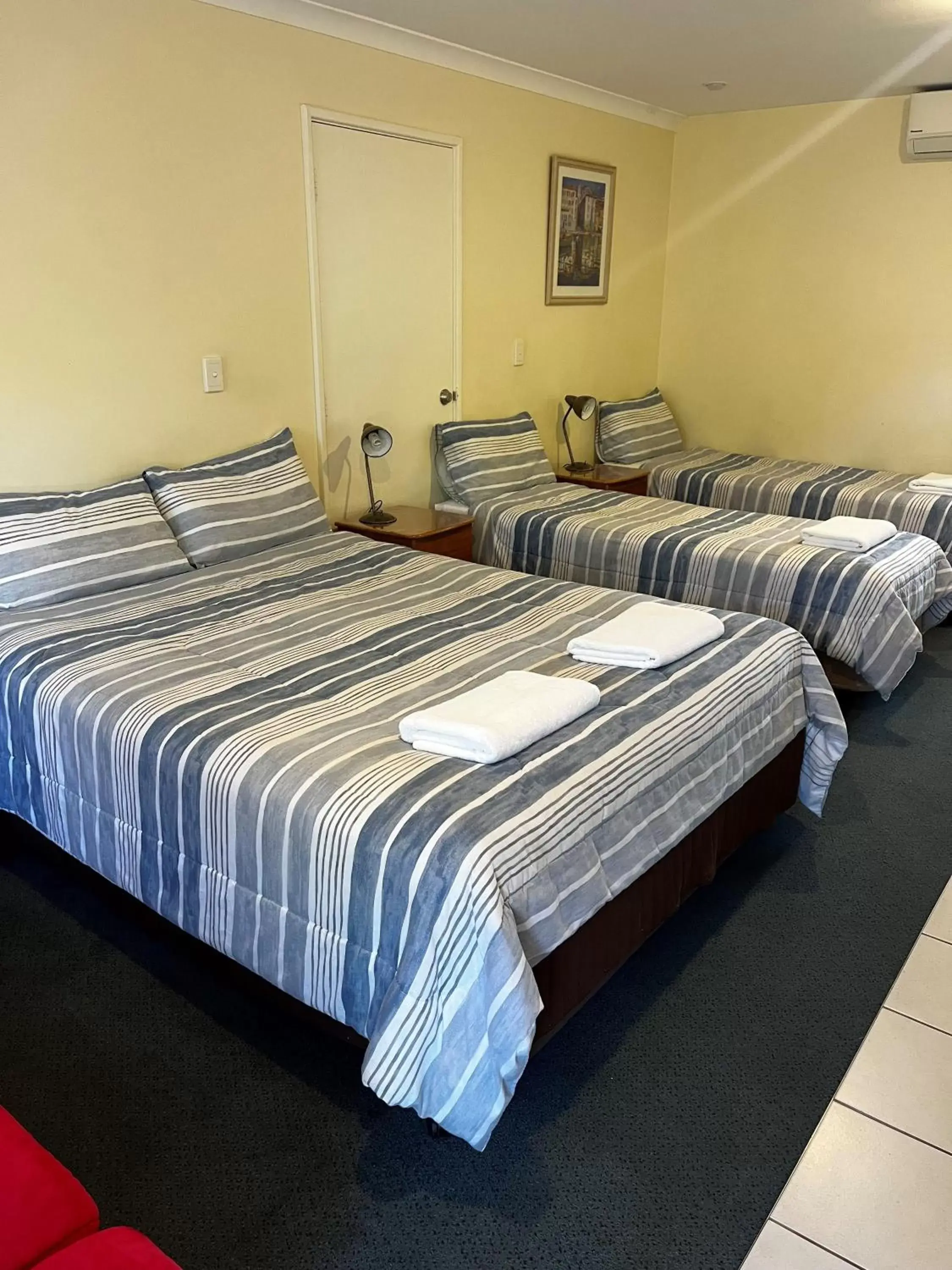 Bed in Emu Point Motel