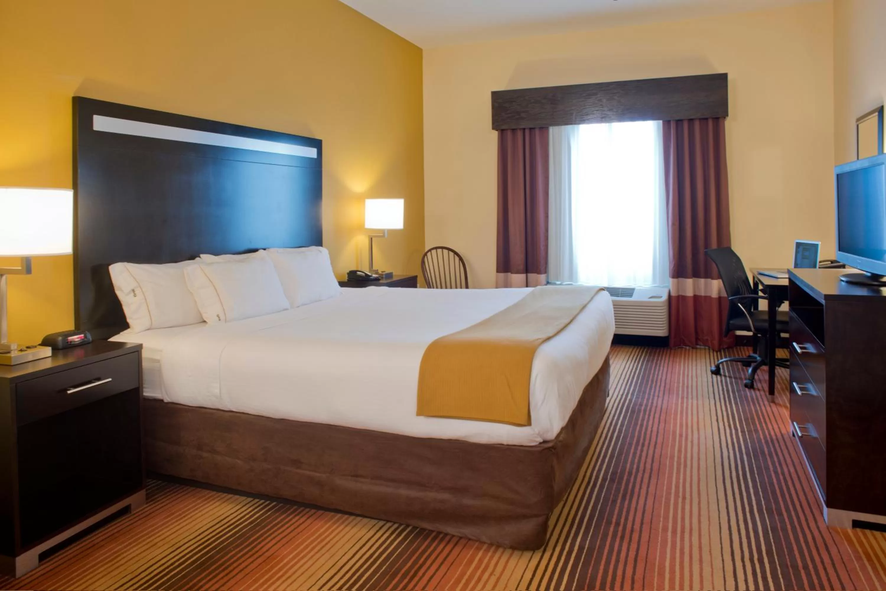 Photo of the whole room, Bed in Holiday Inn Express Hotel & Suites Prattville South by IHG