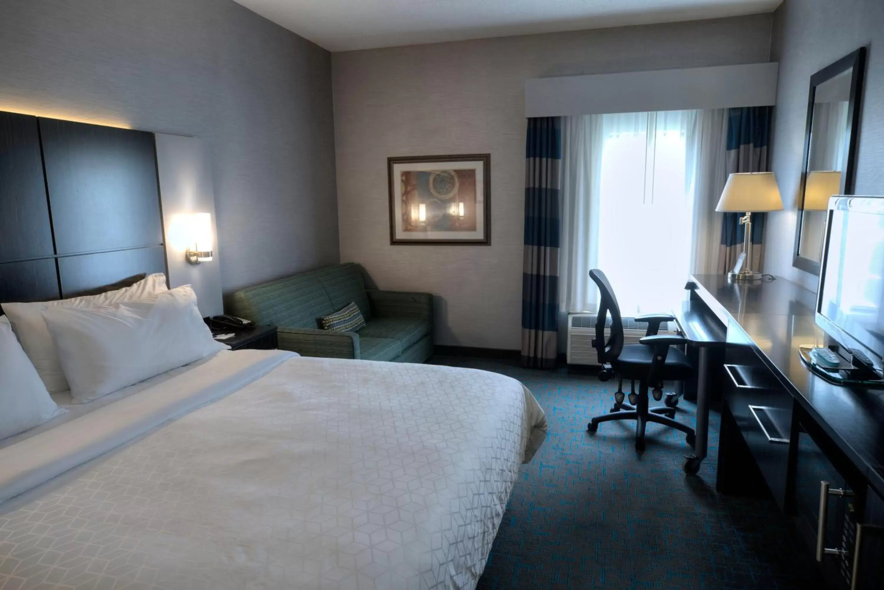 Standard King Room with Accessible Tub - Mobility Access in Holiday Inn Express Janesville-I-90 & US Highway 14 by IHG Standard King Room with Accessible Tub - Mobility Access in Holiday Inn Express Janesville-I-90 & US Highway 14 by IHG