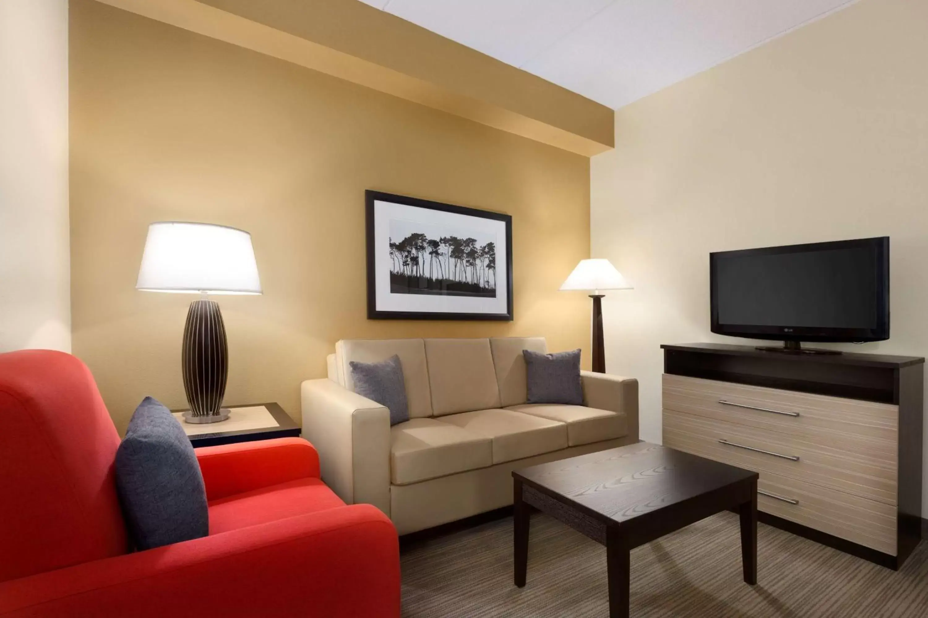 Photo of the whole room, TV/Entertainment Center in Country Inn & Suites by Radisson, Dalton, GA
