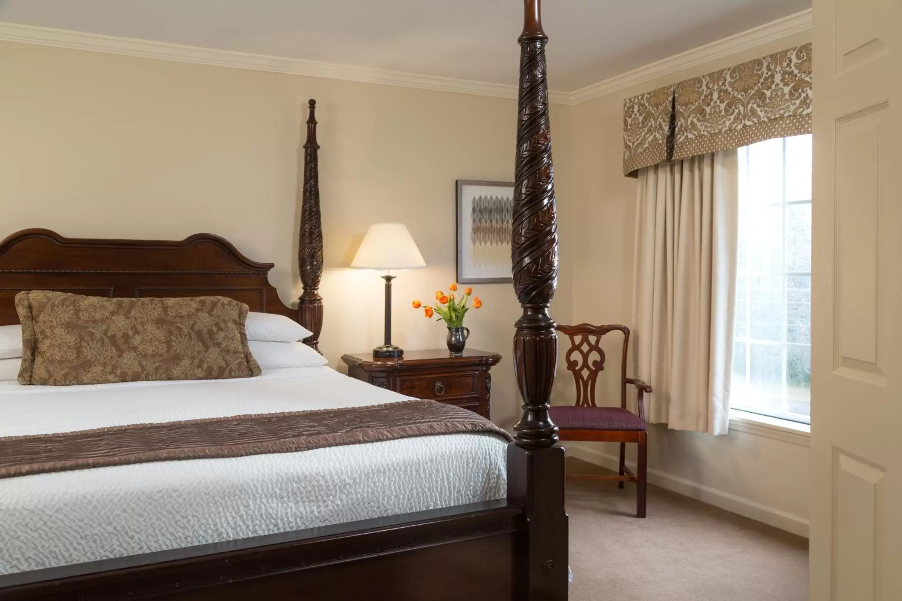 Bedroom, Bed in Meadowbrook Inn