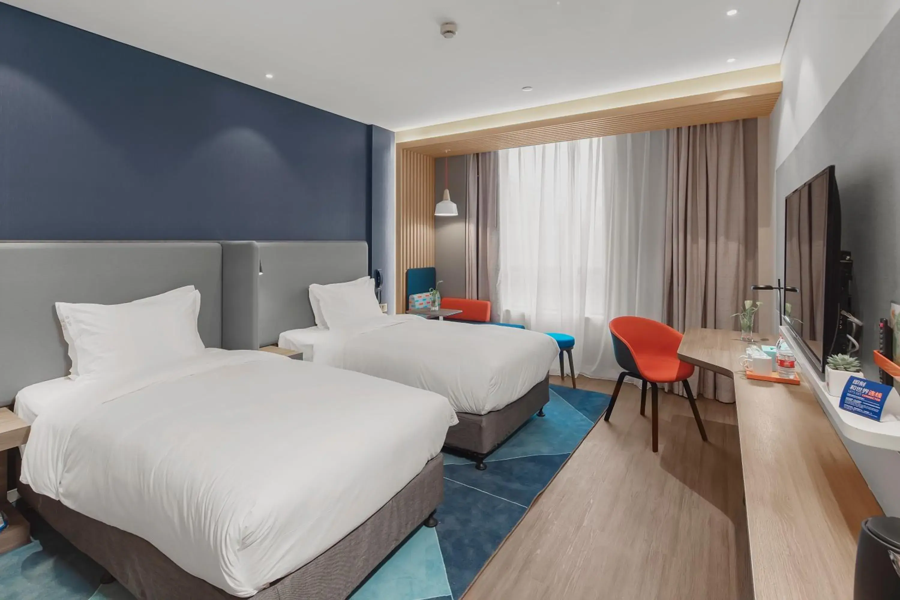 Photo of the whole room, Bed in Holiday Inn Express Shanghai Chongming, an IHG Hotel