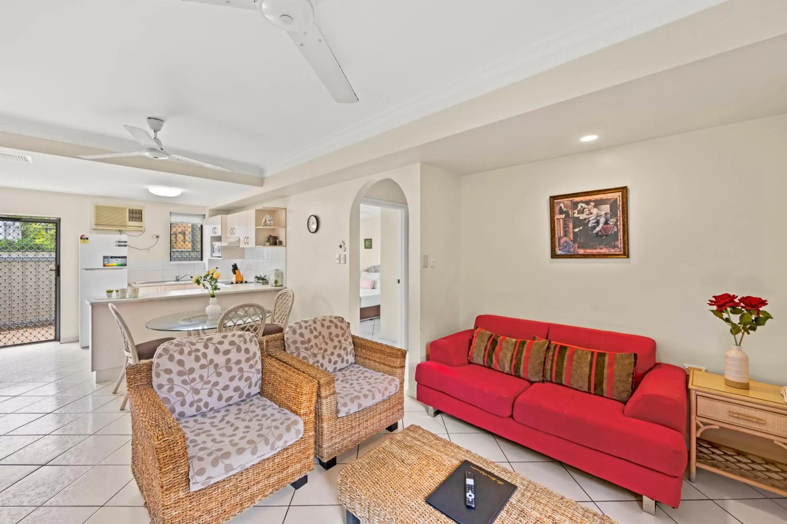 Communal lounge/ TV room, Seating Area in Koala Court Holiday Apartments