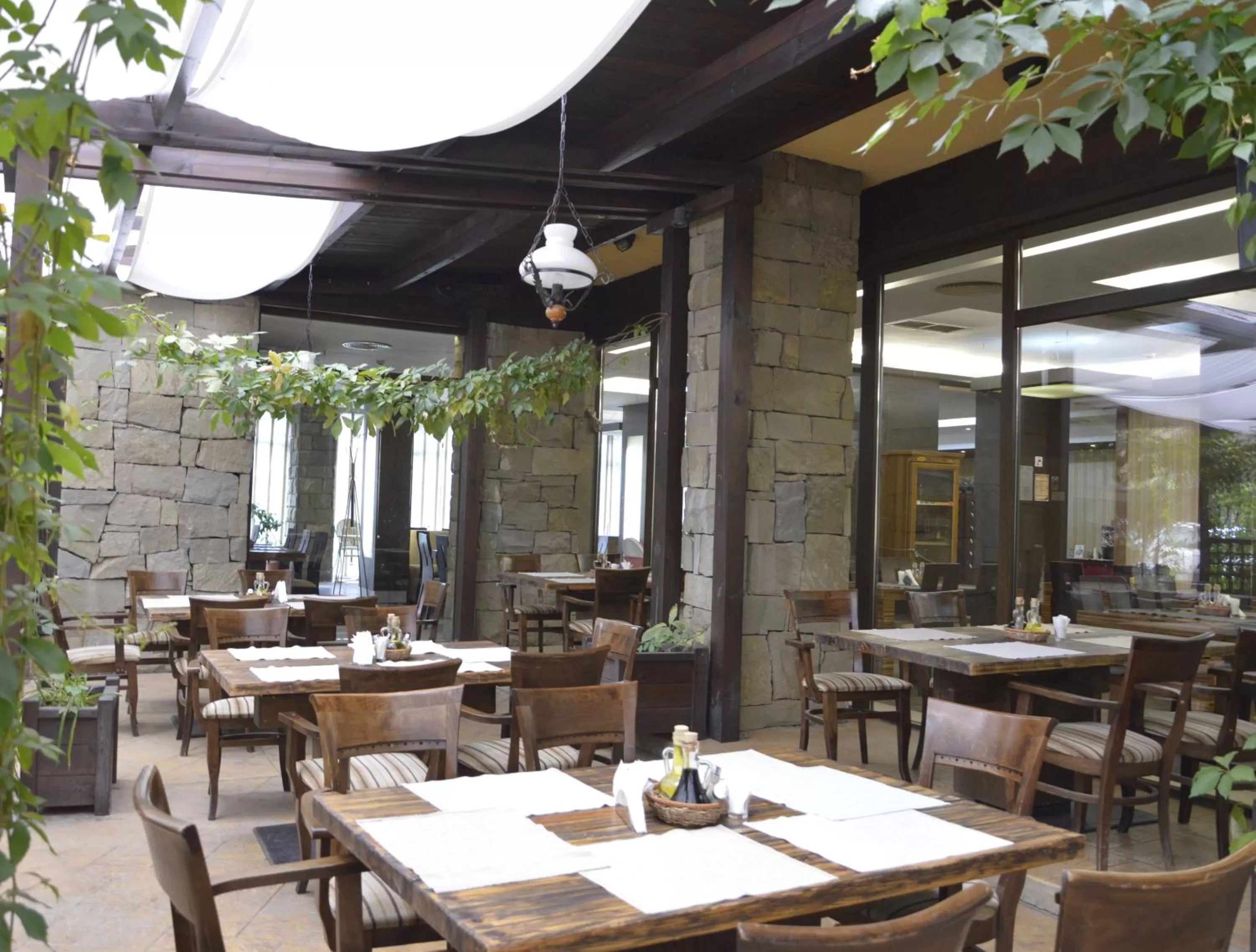 Restaurant/places to eat in Gardenia Park Hotel