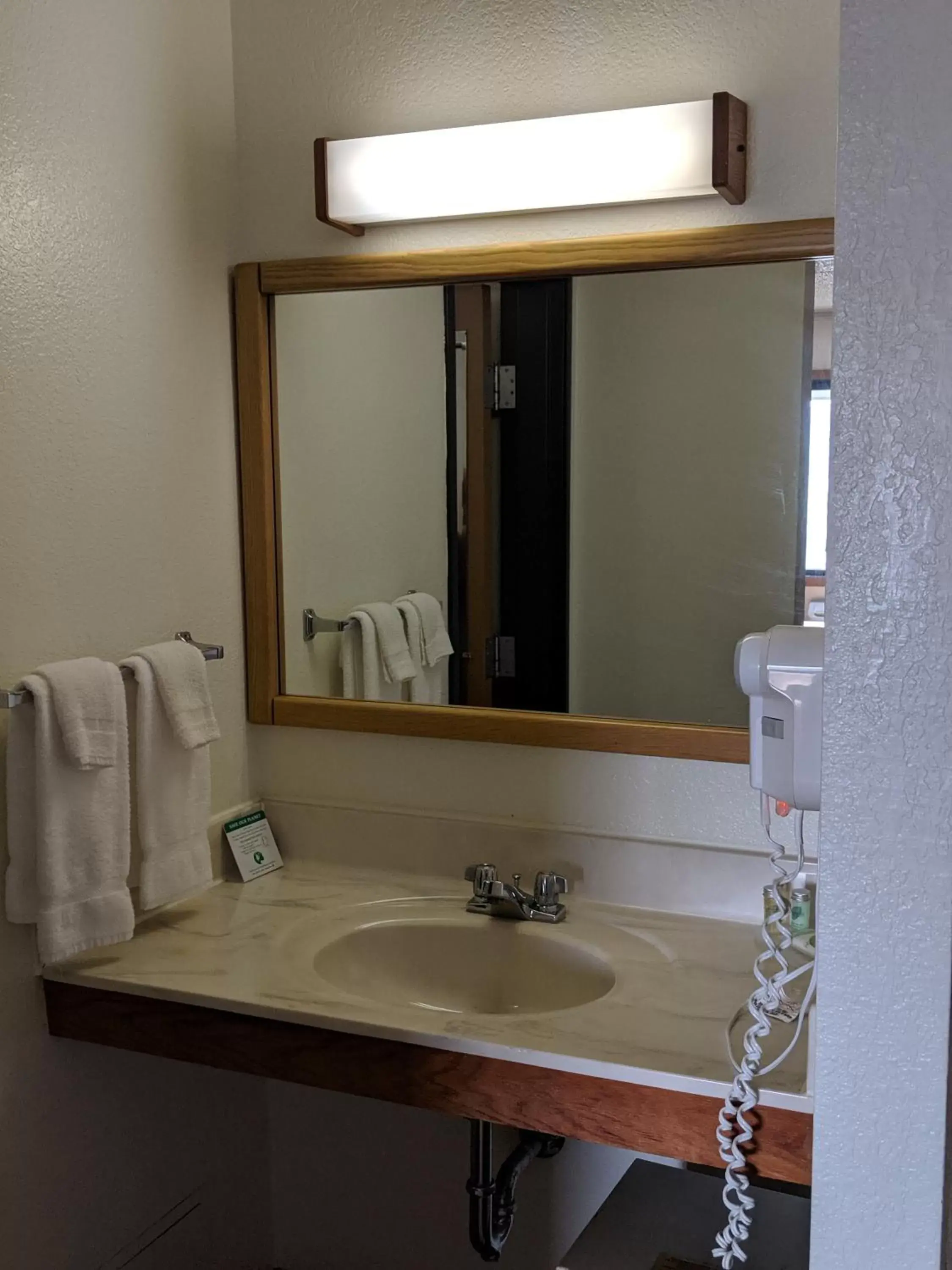 Bathroom in Boarders Inn and Suites by Cobblestone Hotels - Ripon