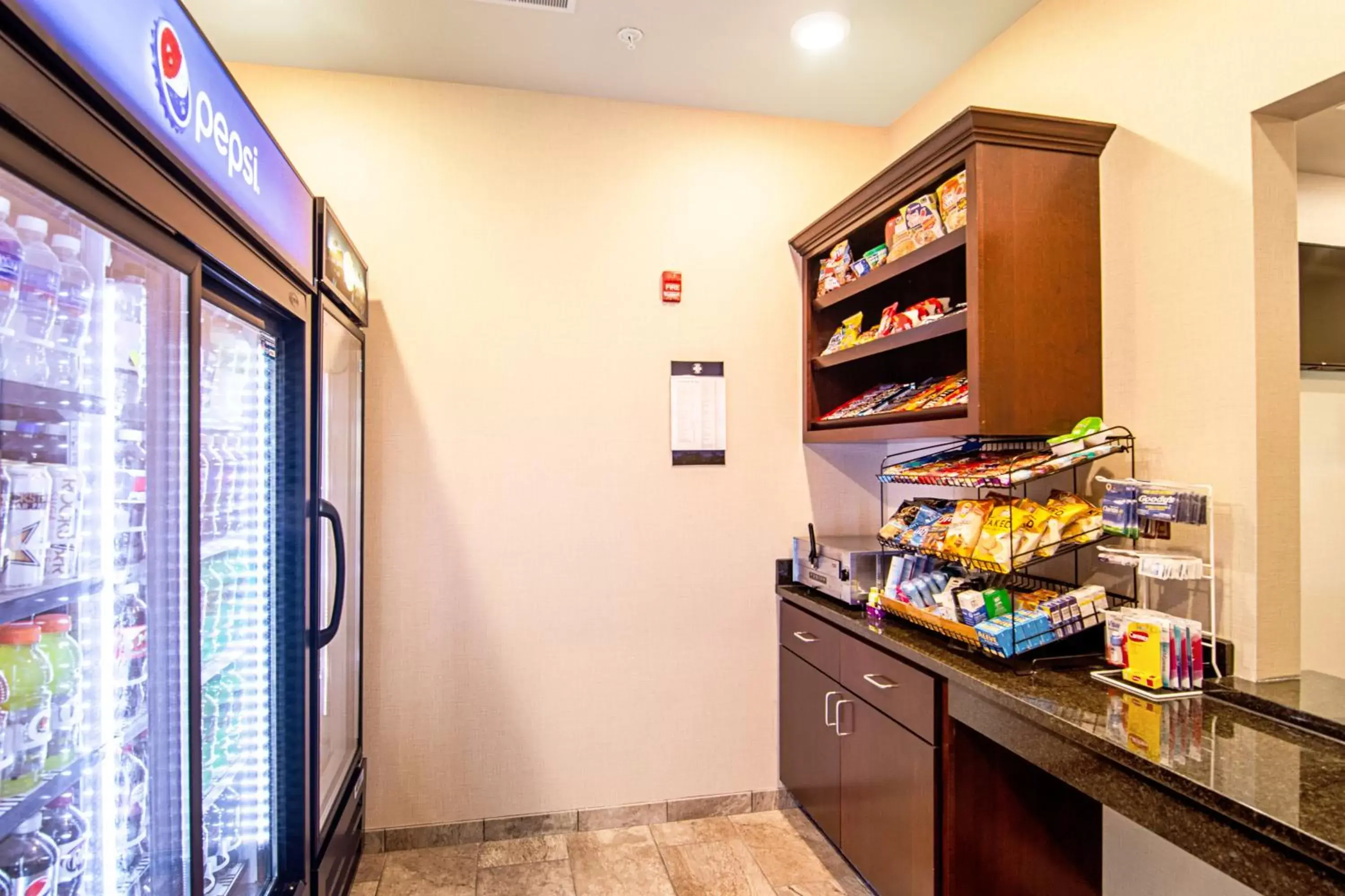 On-site shops, Kitchen/Kitchenette in Cobblestone Hotel & Suites - Paxton