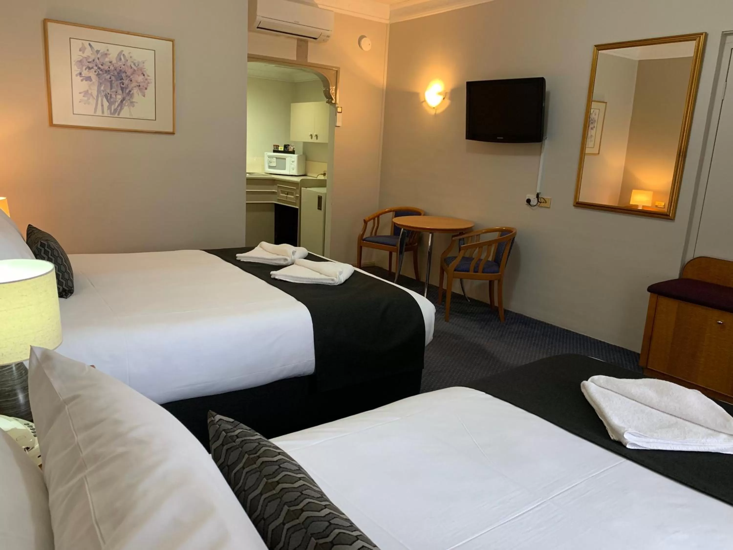 Photo of the whole room, Bed in Heritage Motor Inn Goulburn