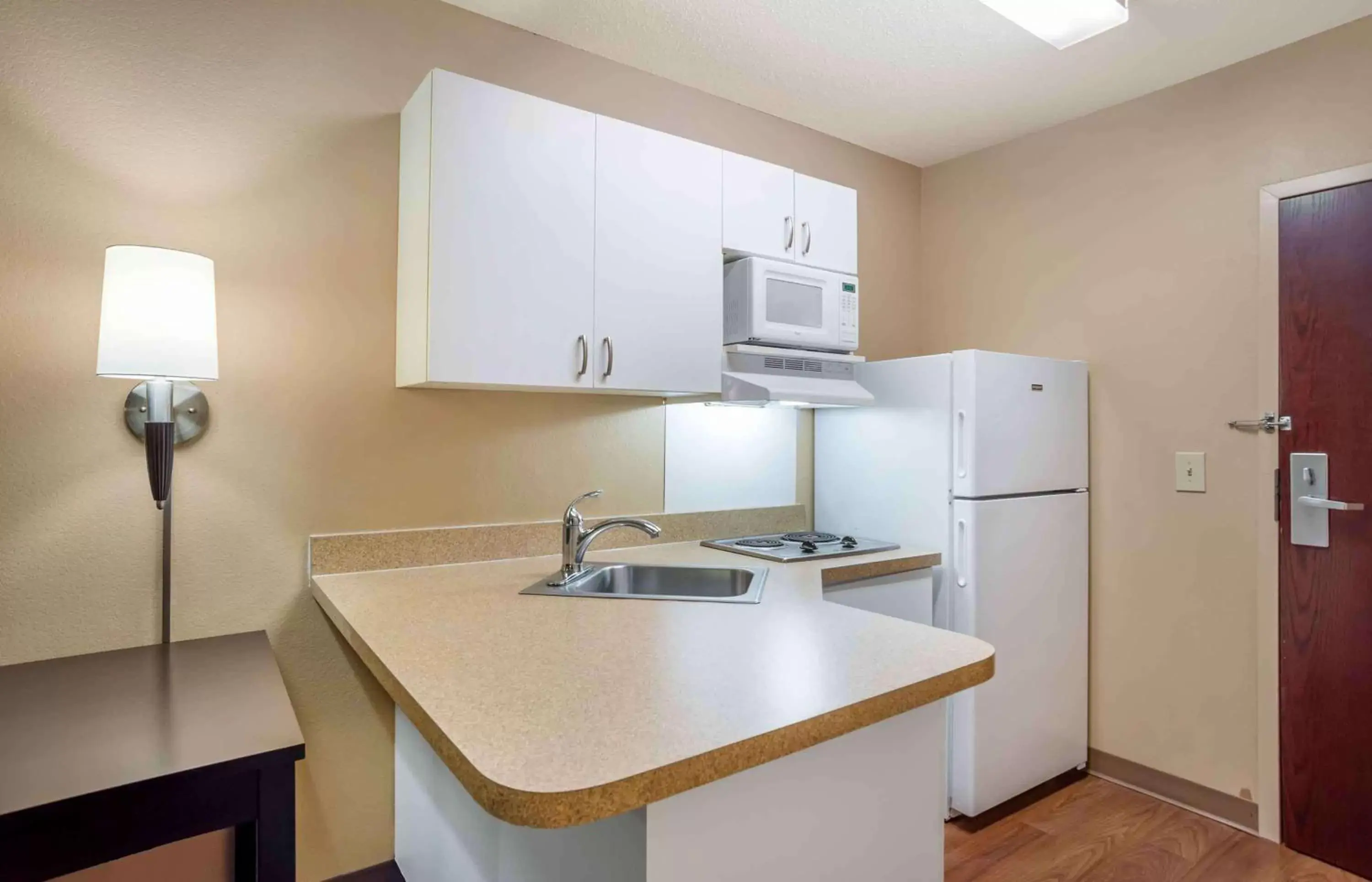 Bedroom, Kitchen/Kitchenette in Extended Stay America Suites - Baton Rouge - Citiplace