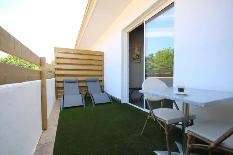 Patio in The Originals Boutique, Hotel Lakeside, Biscarrosse , Lac