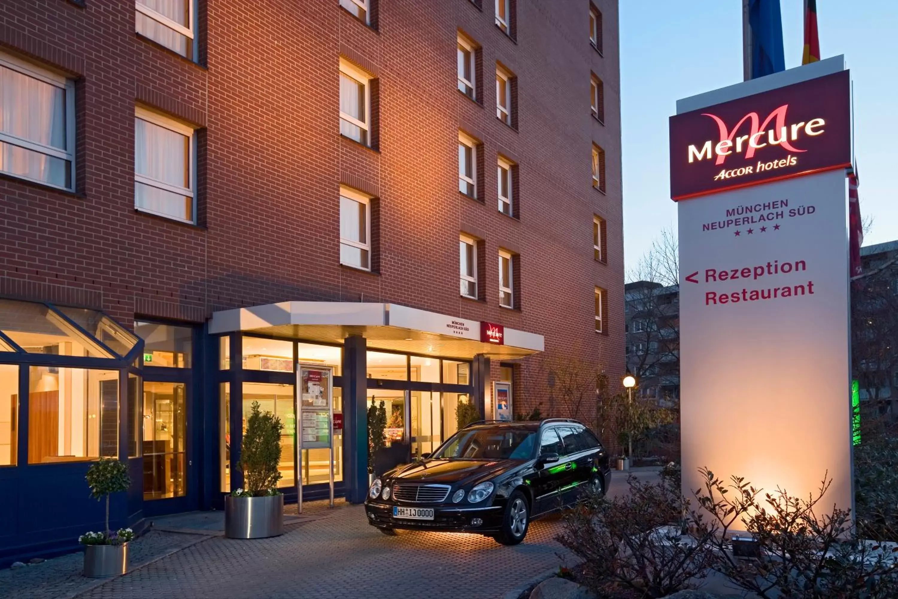 Facade/entrance, Property Building in Mercure Hotel München Neuperlach Süd