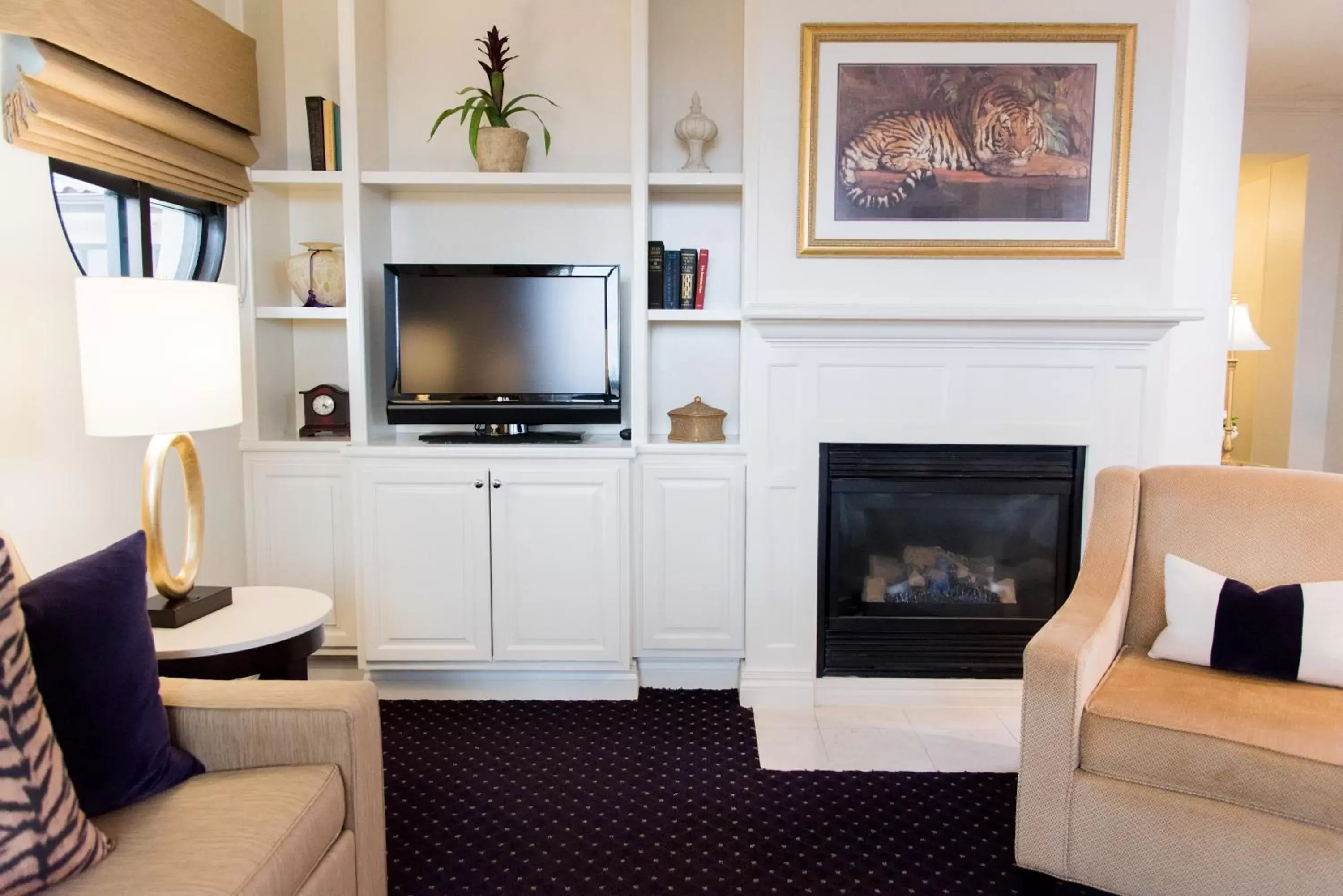 Living room, TV/Entertainment Center in The Cook Hotel & Conference Center