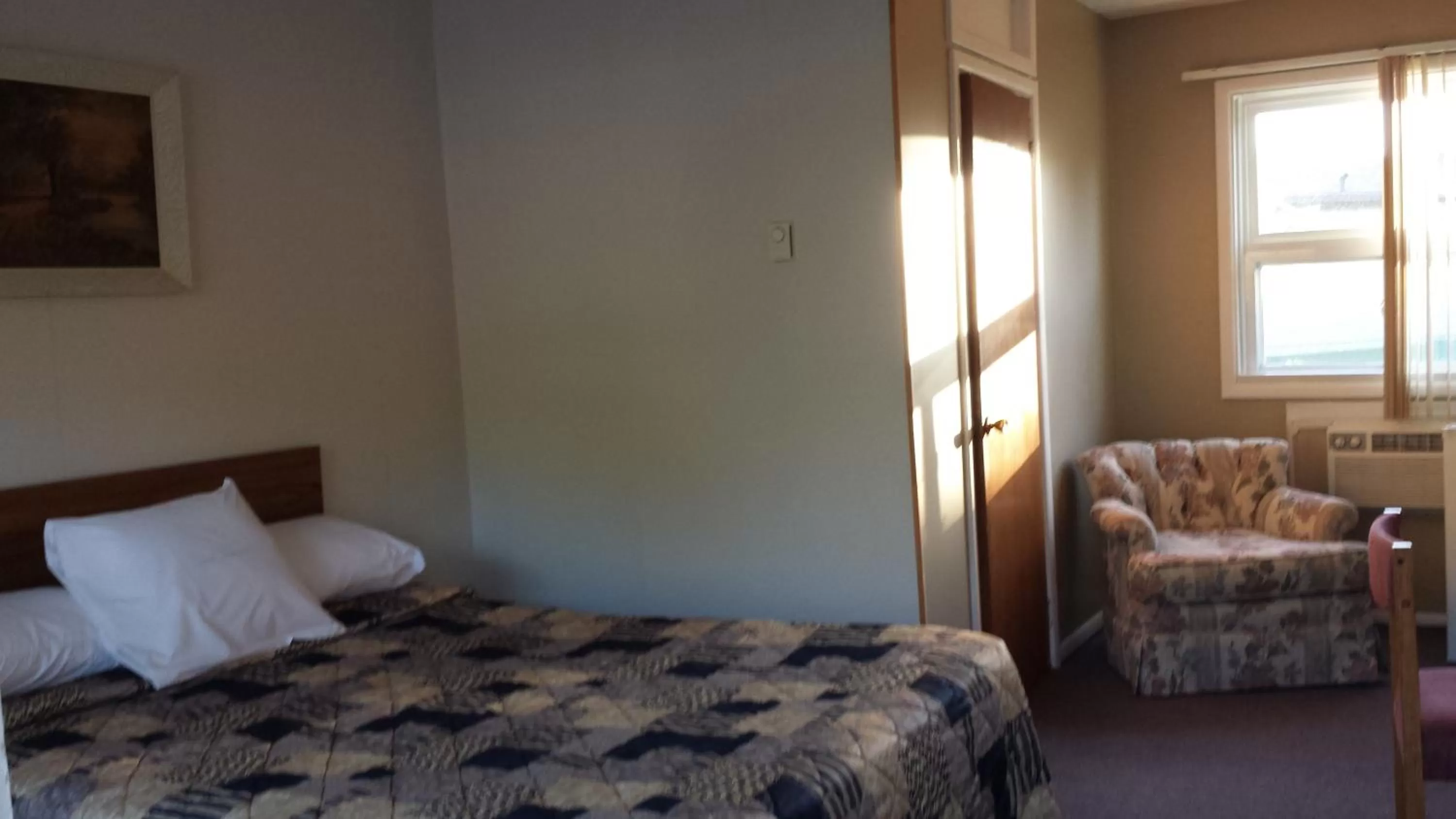 Bed in Hipwell's Motel