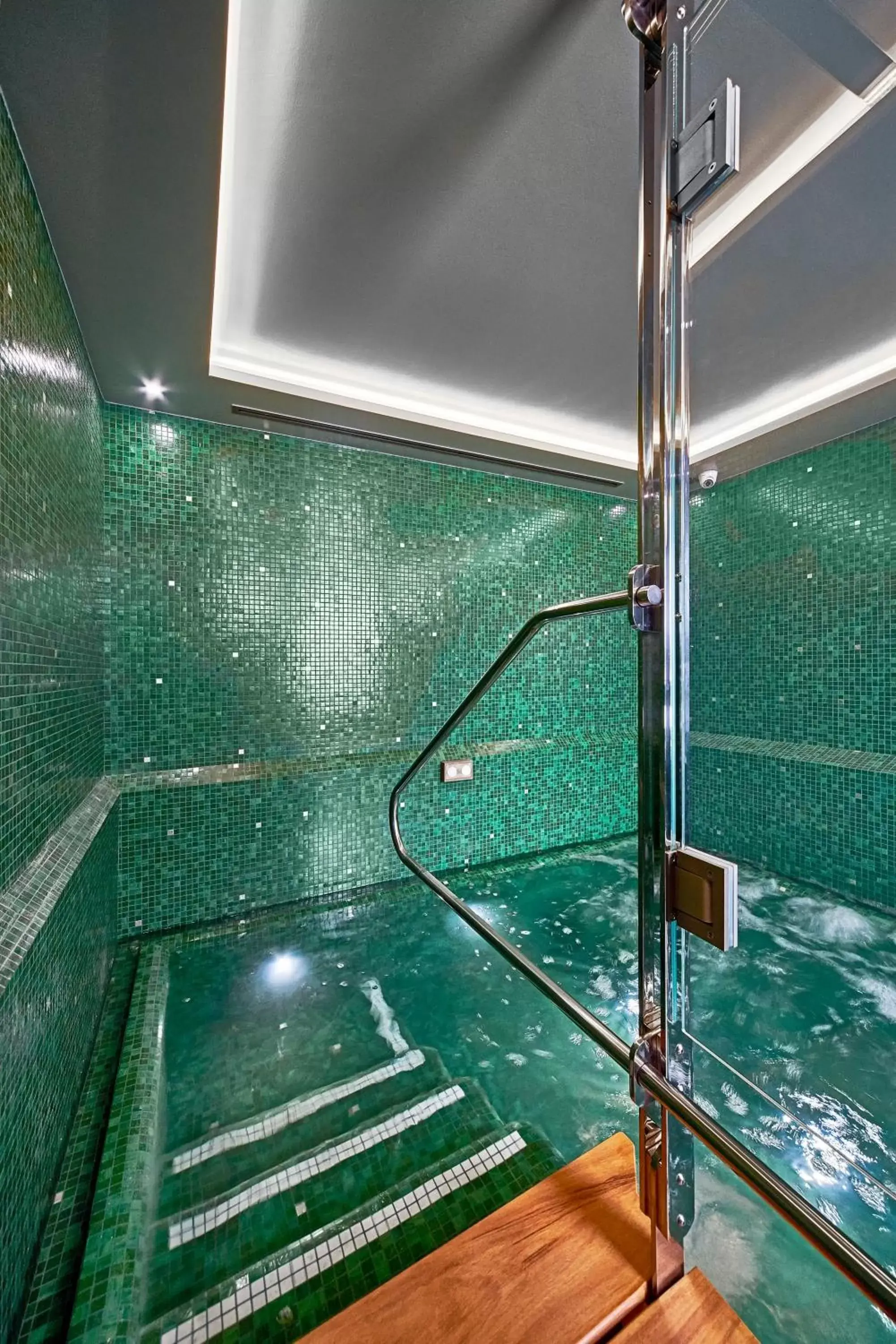 Hot Tub, Bathroom in Hotel Saturnia & International