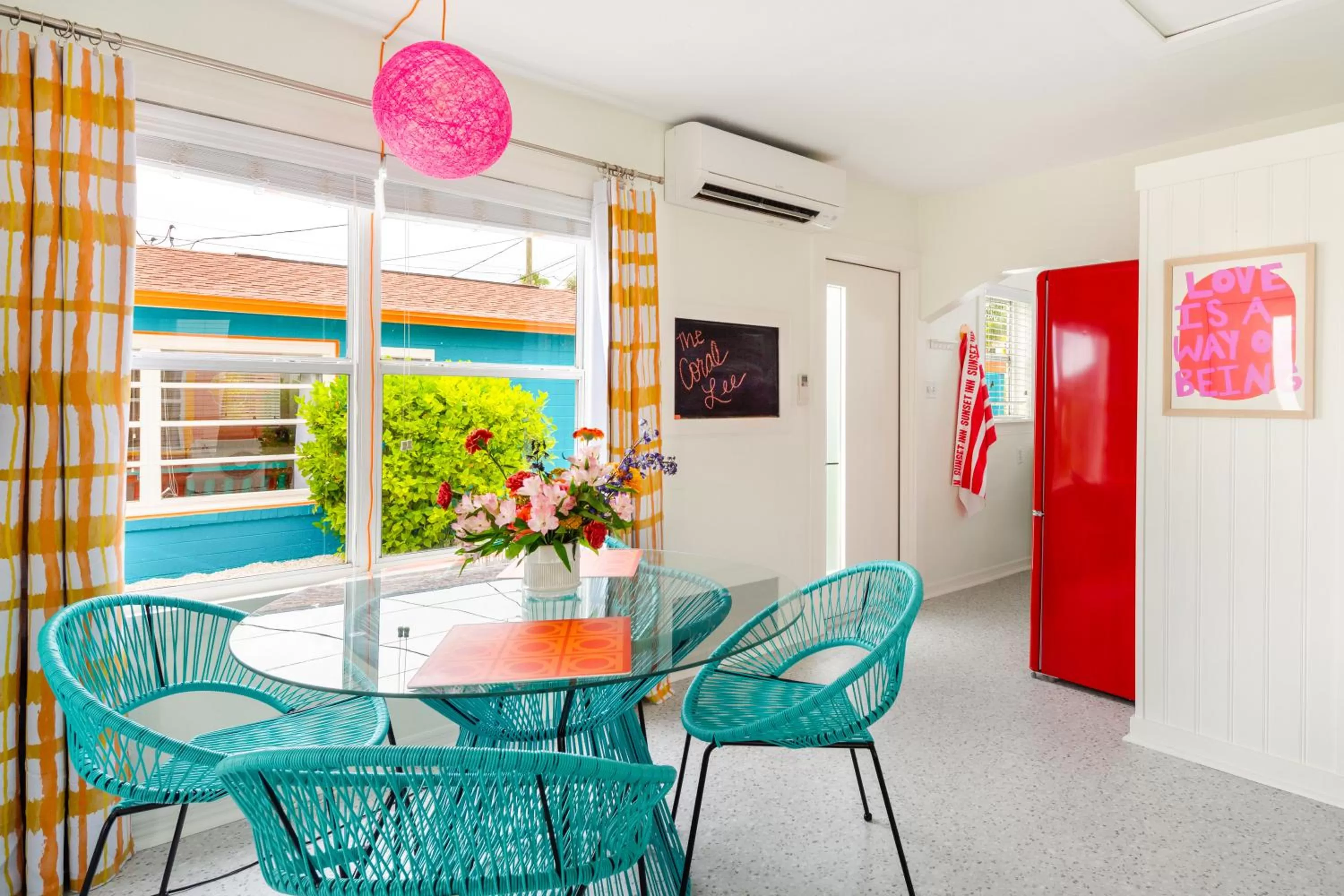 Dining area in Sunset Inn and Cottages