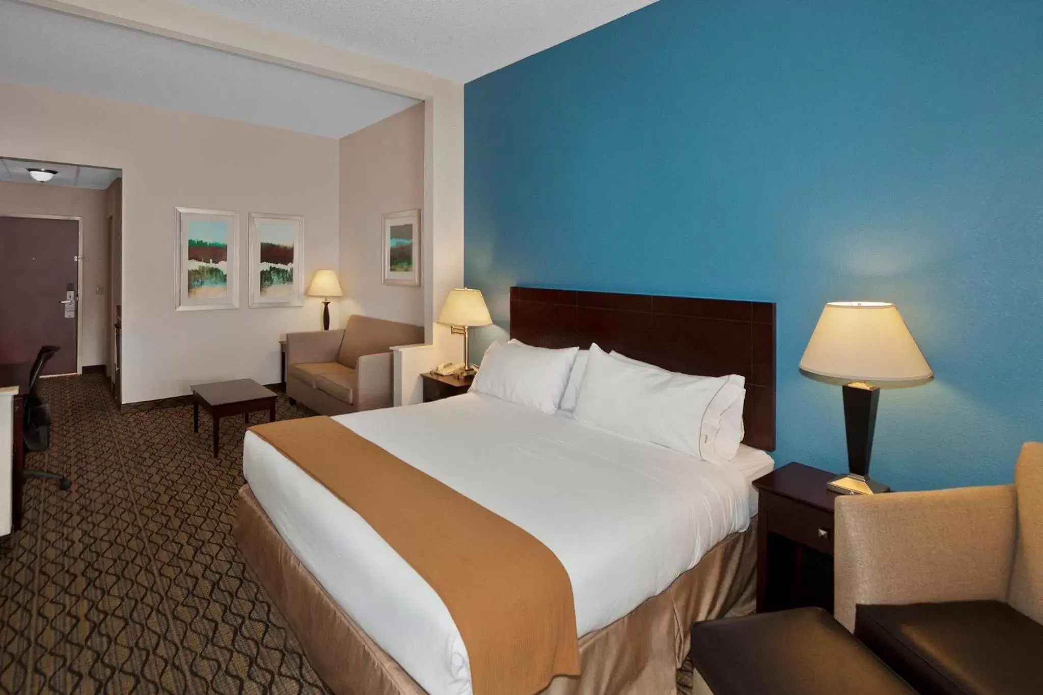 Photo of the whole room, Bed in Holiday Inn Express Hotel & Suites - Concord, an IHG Hotel