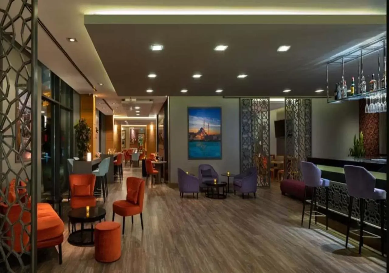Restaurant/places to eat, Lounge/Bar in Dosso Dossi Hotels Golden Horn