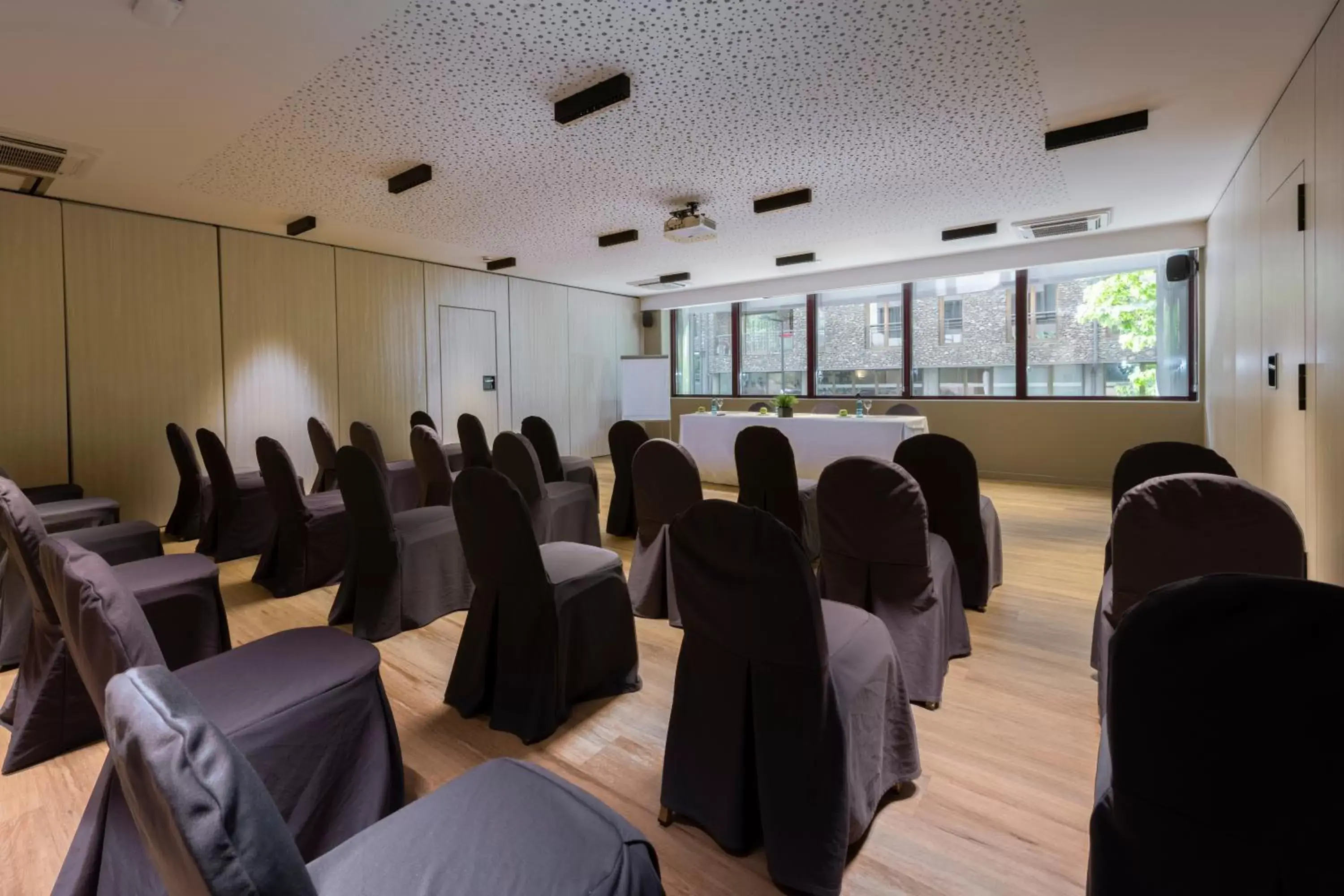 Meeting/conference room in Suites Plaza Hotel & Wellness