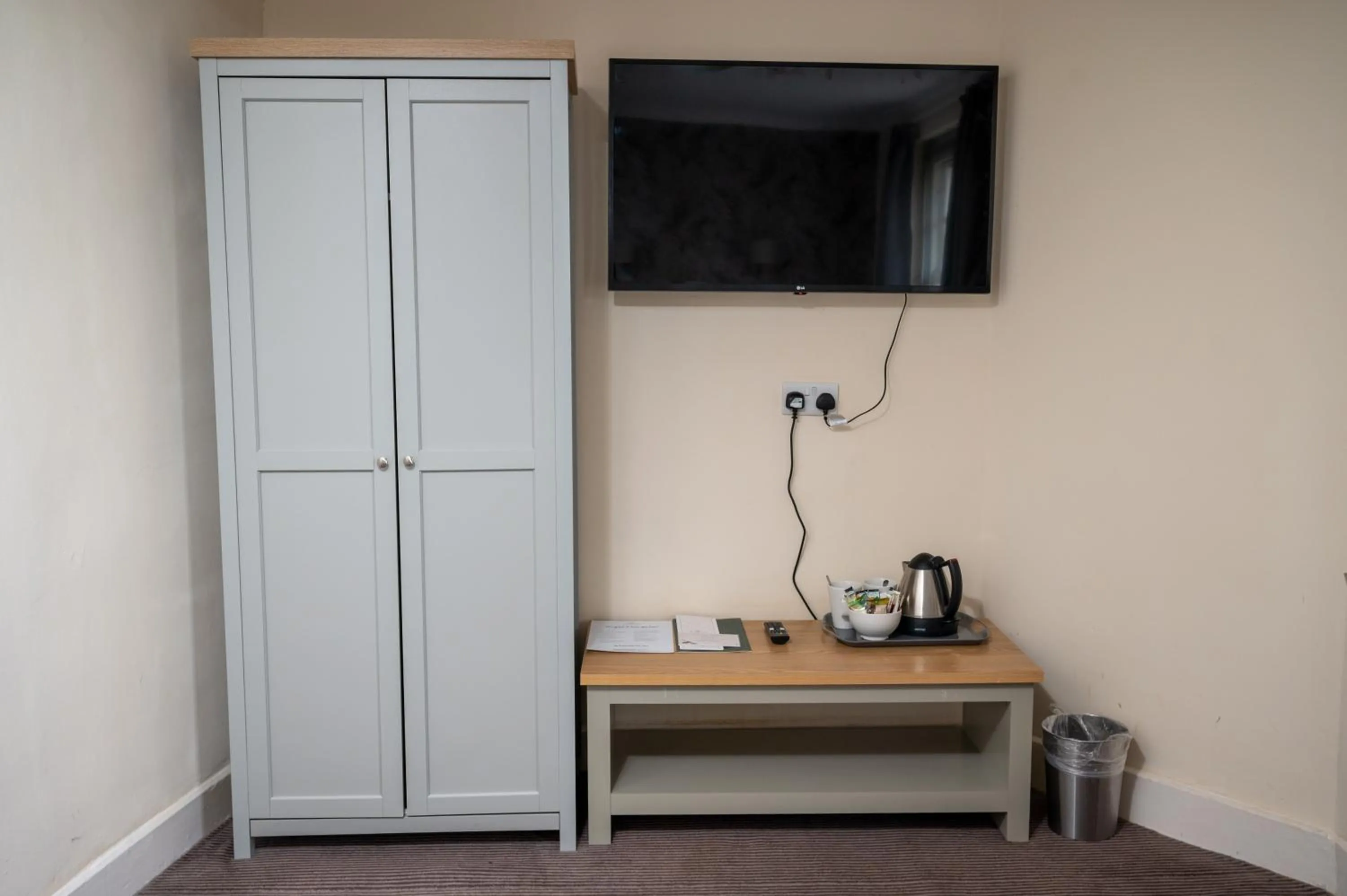 TV and multimedia in Bell Hotel by Greene King Inns