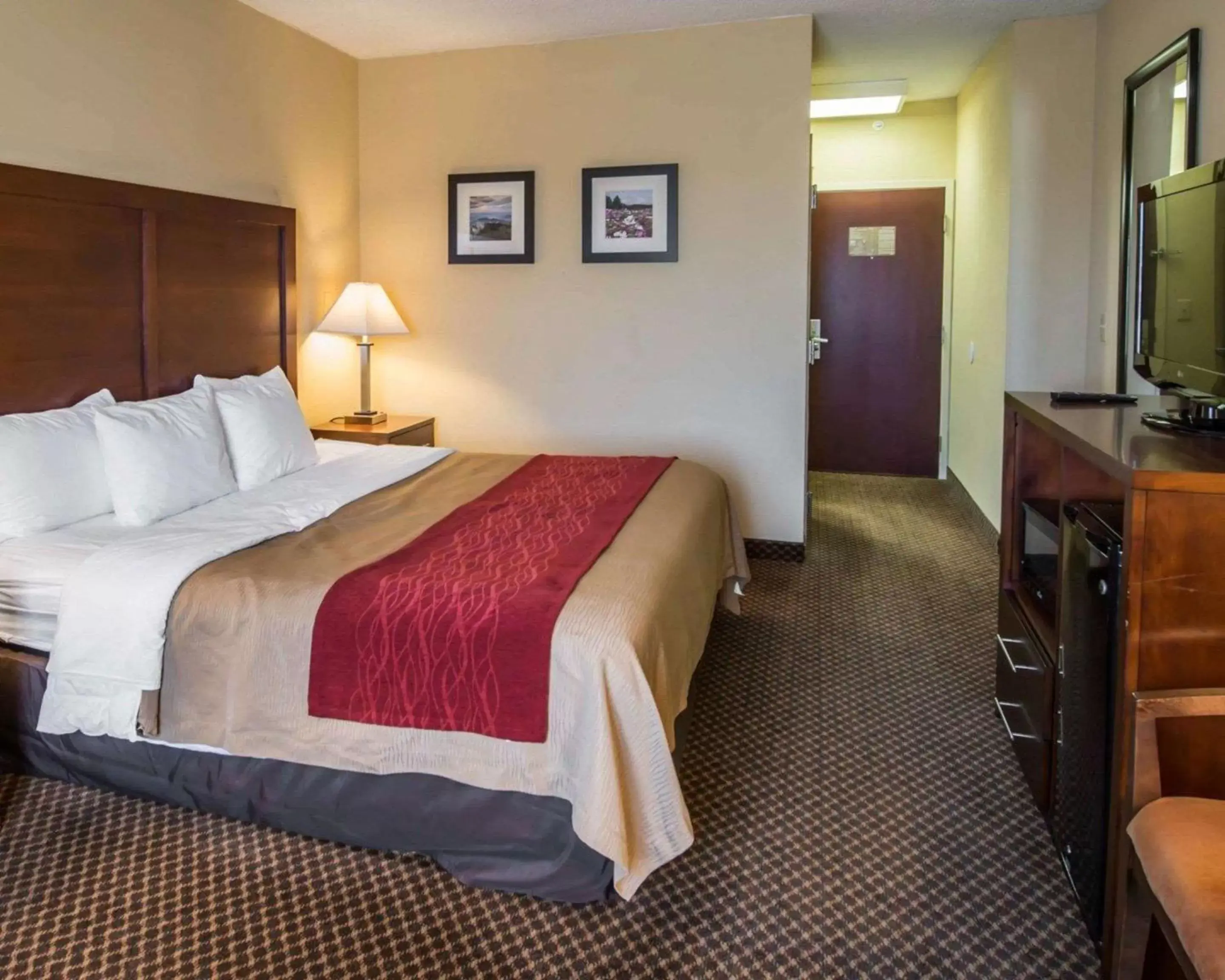 Photo of the whole room, Bed in Comfort Inn & Suites