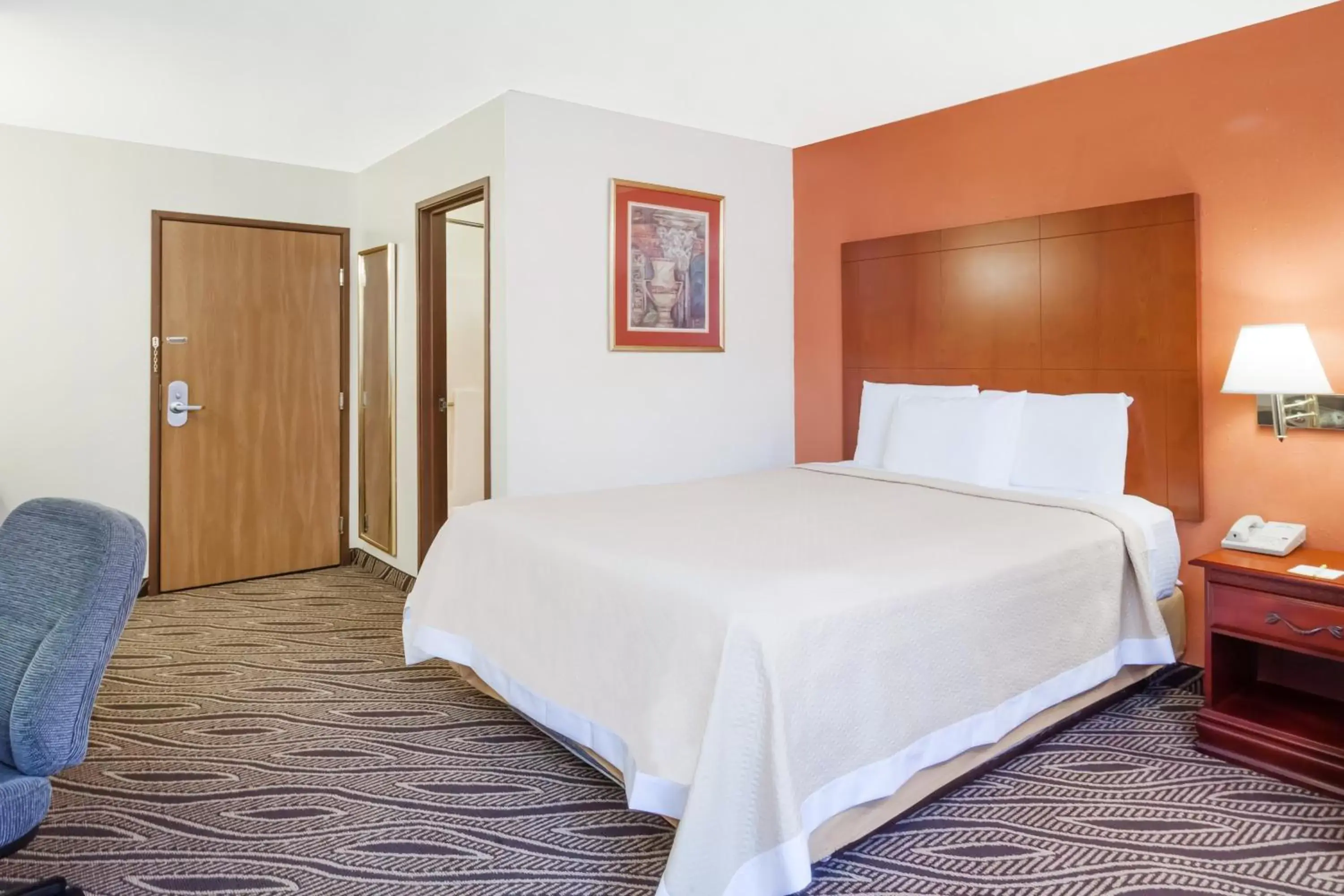 Photo of the whole room, Bed in Days Inn by Wyndham Dyersburg