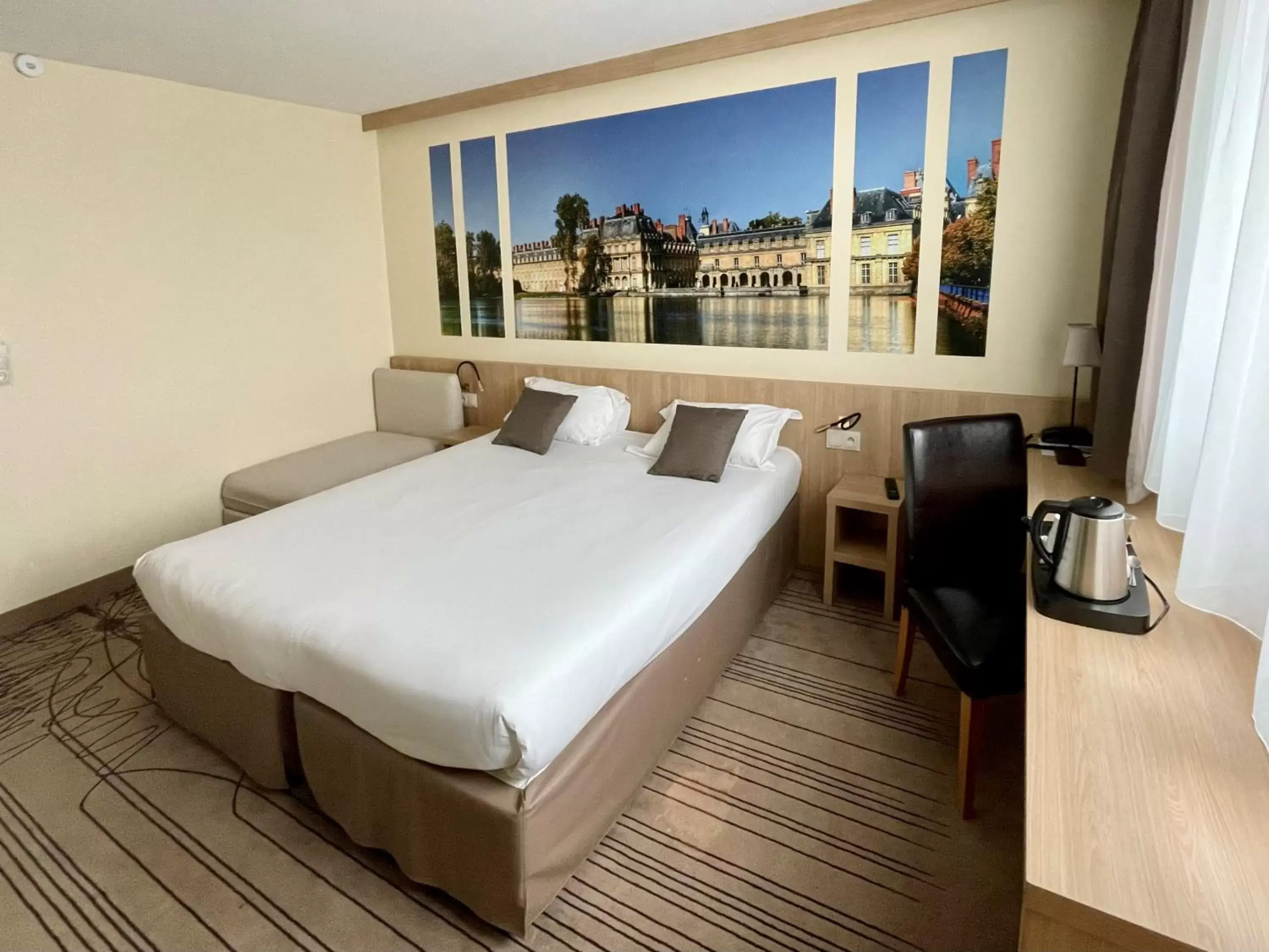 Bed in Brit Hotel Montargis