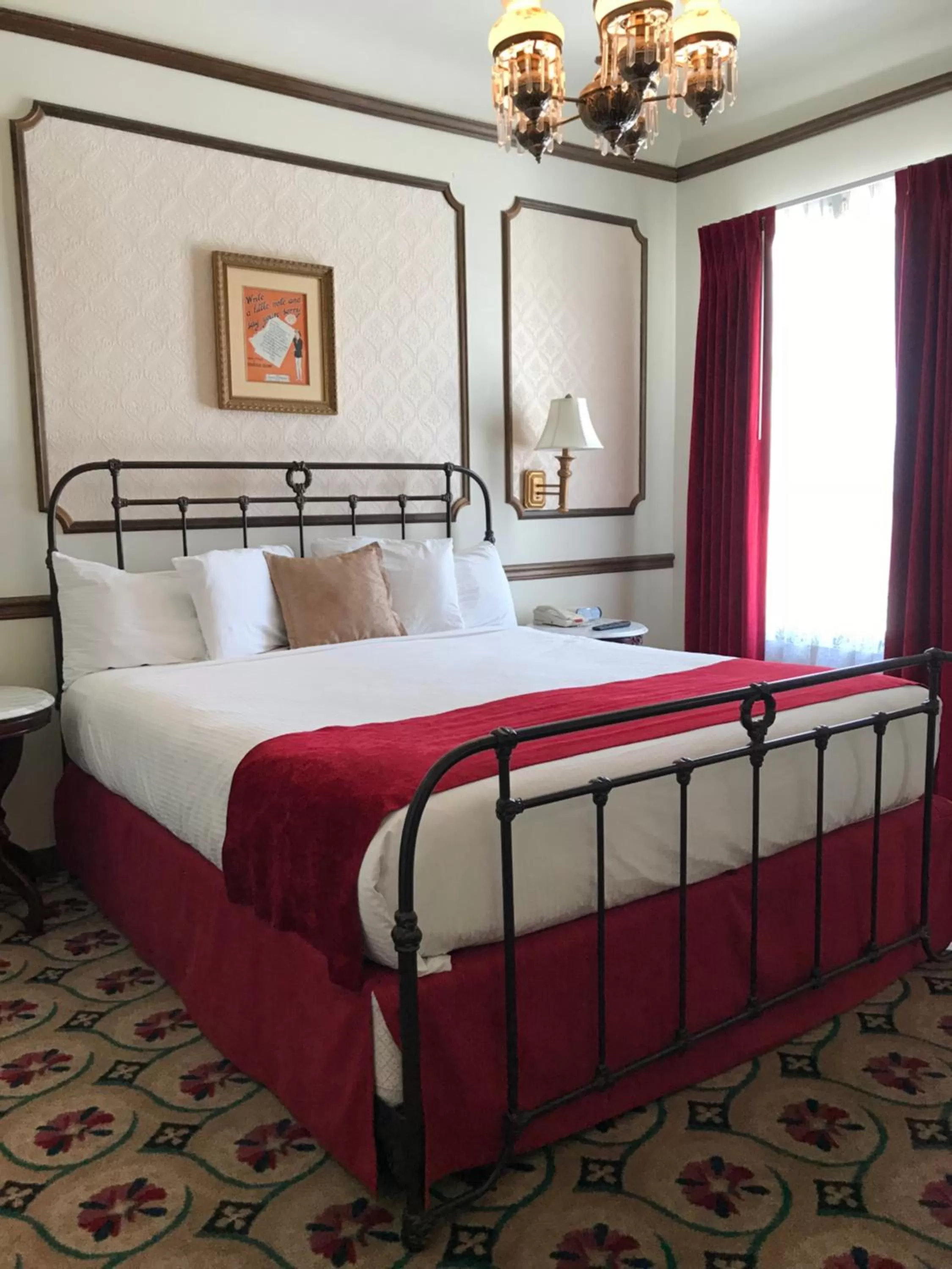 Bedroom, Bed in Mizpah Hotel