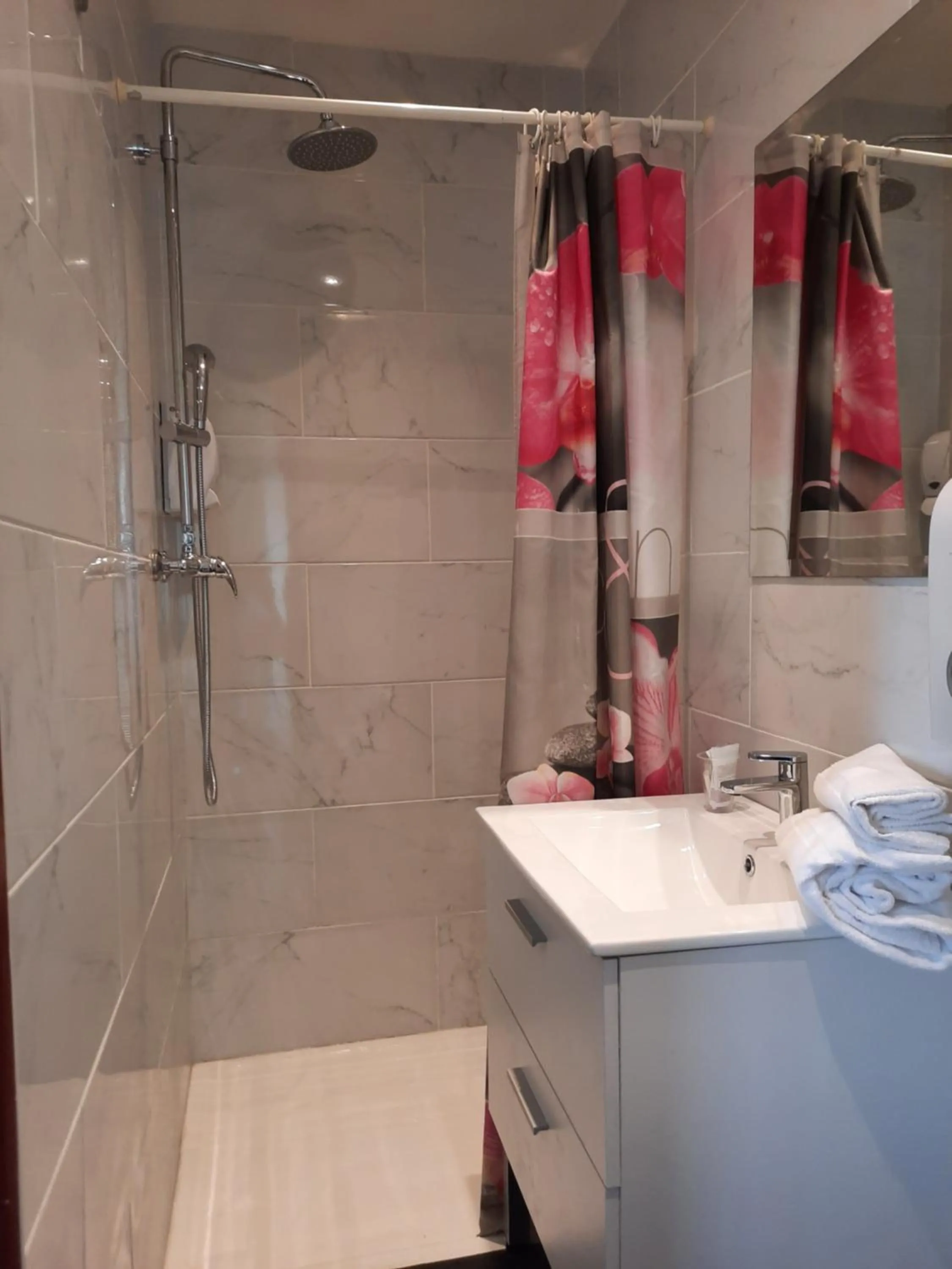 Bathroom in Le Clémenceau Hôtel et Appart 'hôtel "Gare Sncf" centre ville