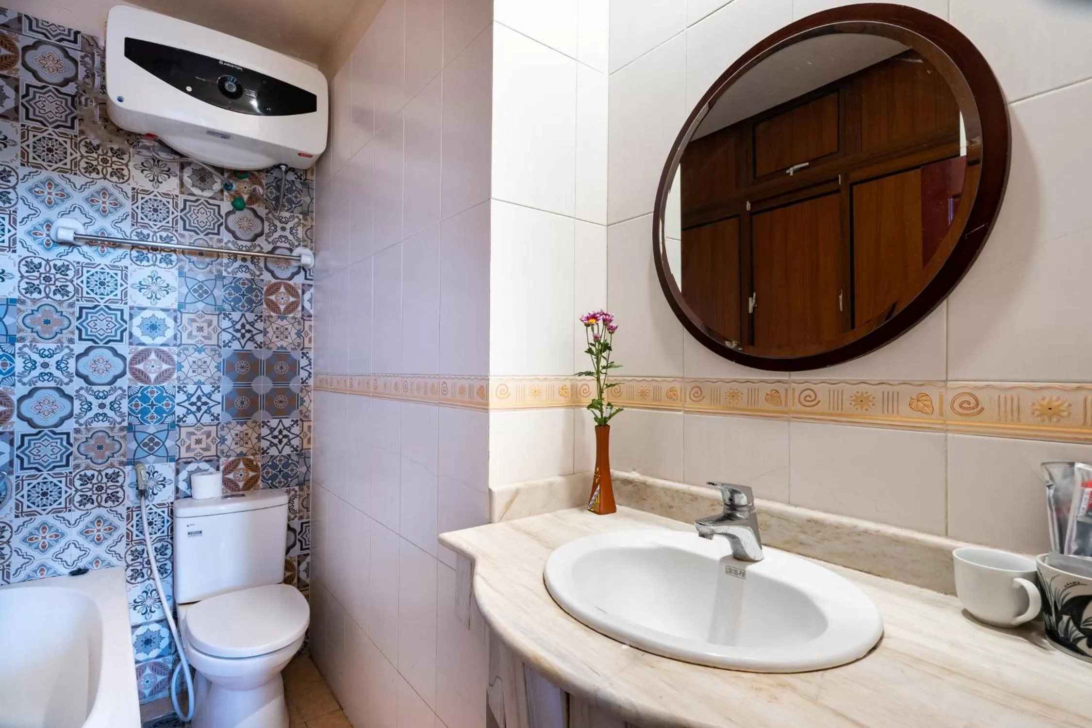 Bathroom in Artisan Lakeview Hotel