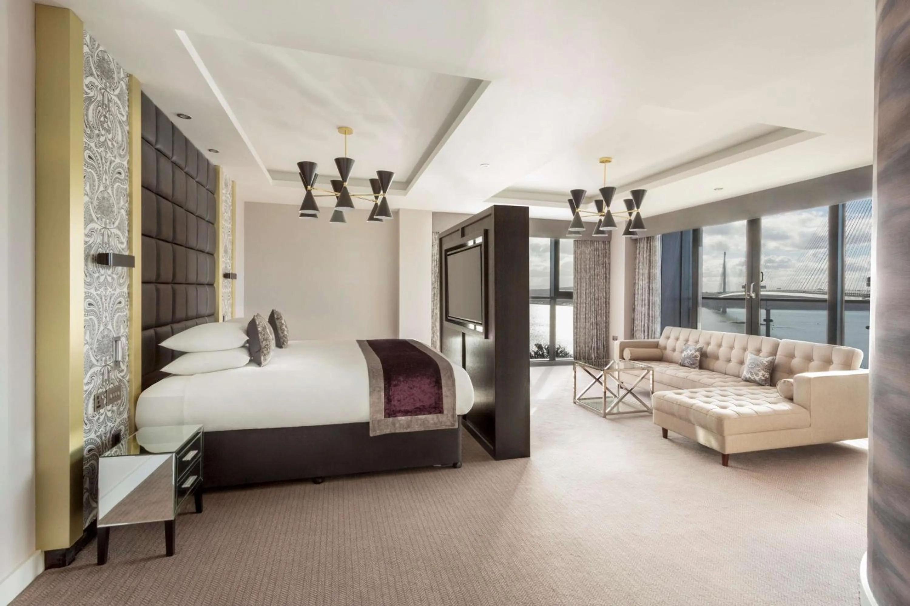 Bedroom, Bed in DoubleTree by Hilton Edinburgh - Queensferry Crossing
