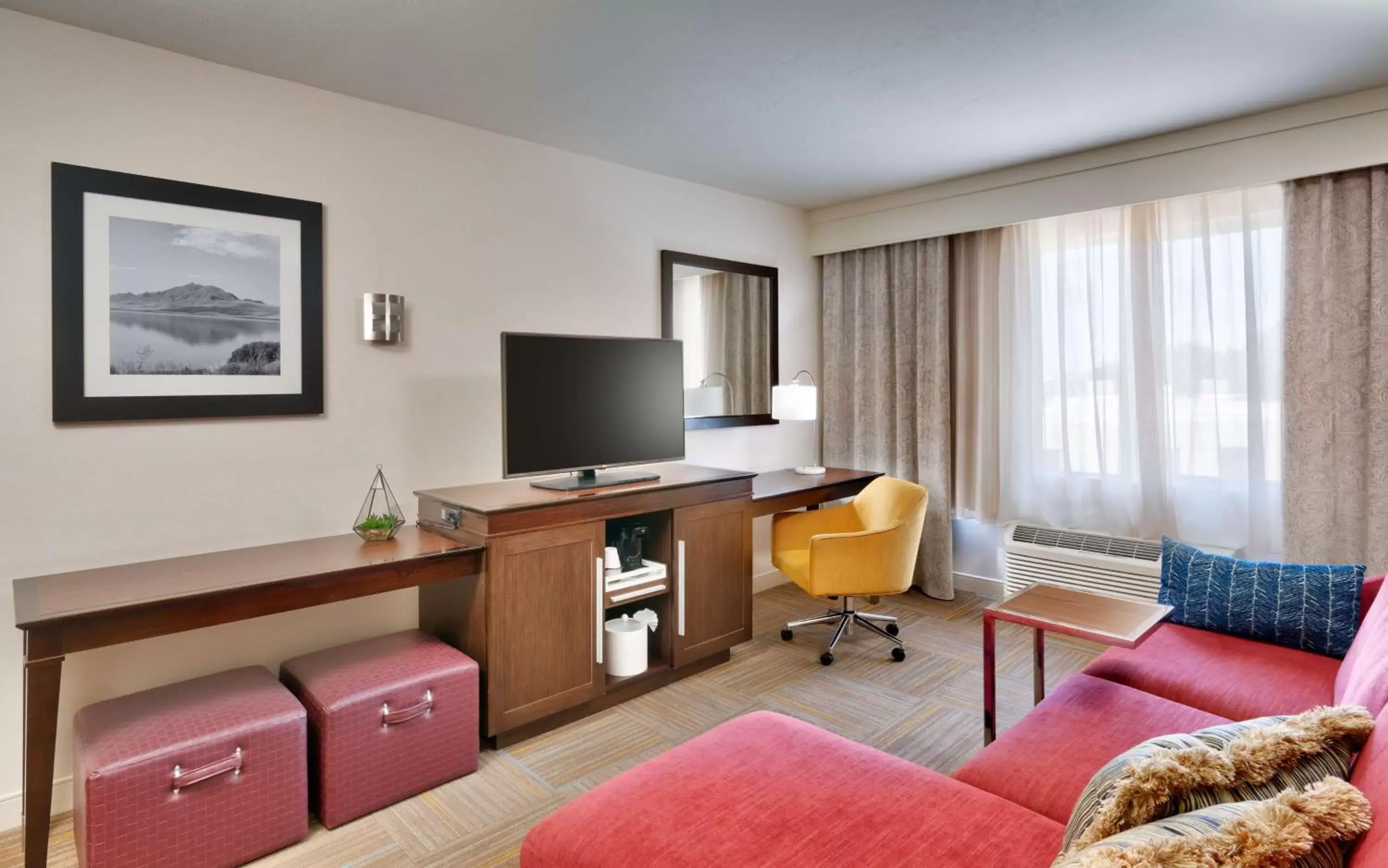 Bedroom, TV/Entertainment Center in Hampton Inn Salt Lake City Central