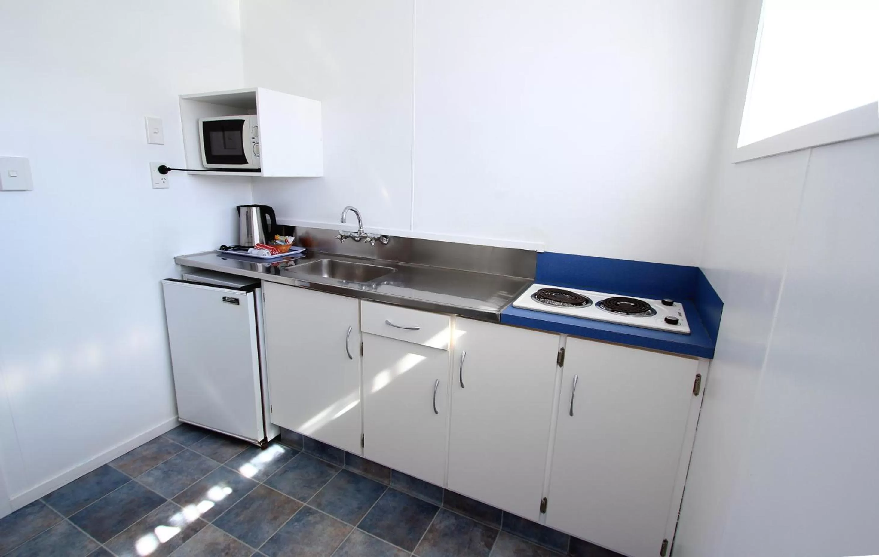 Kitchen or kitchenette in Golden Glow Motel