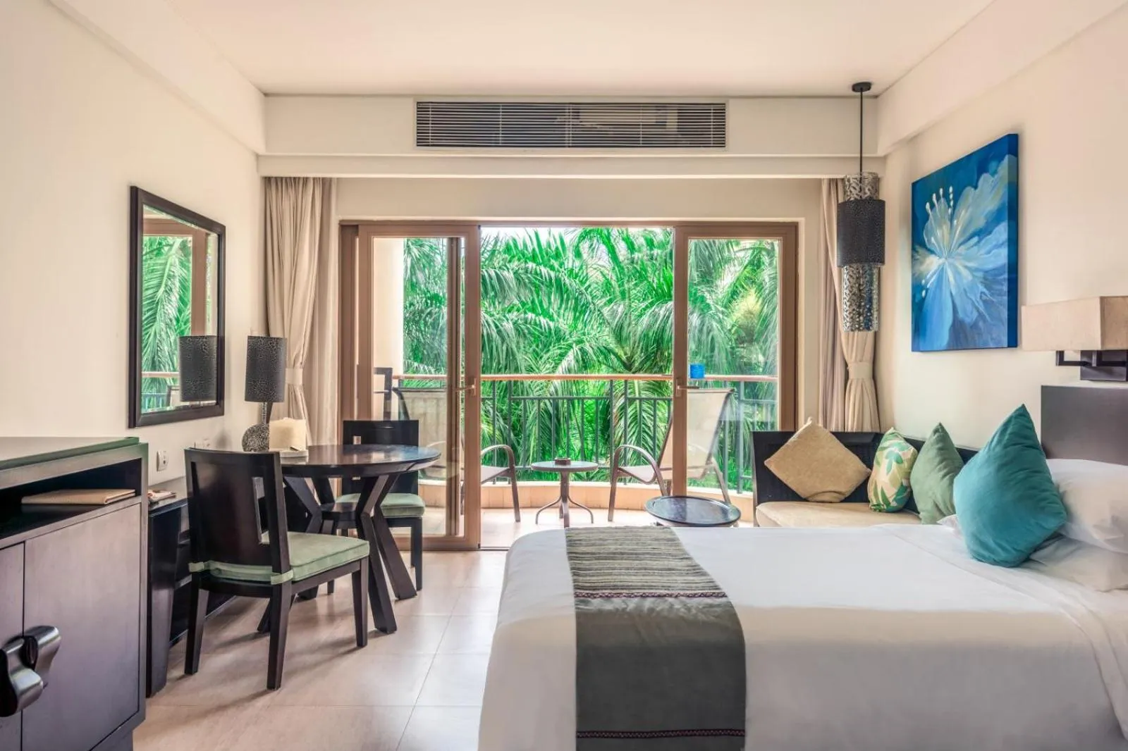 Photo of the whole room, Bed in Howard Johnson Resort Sanya Bay