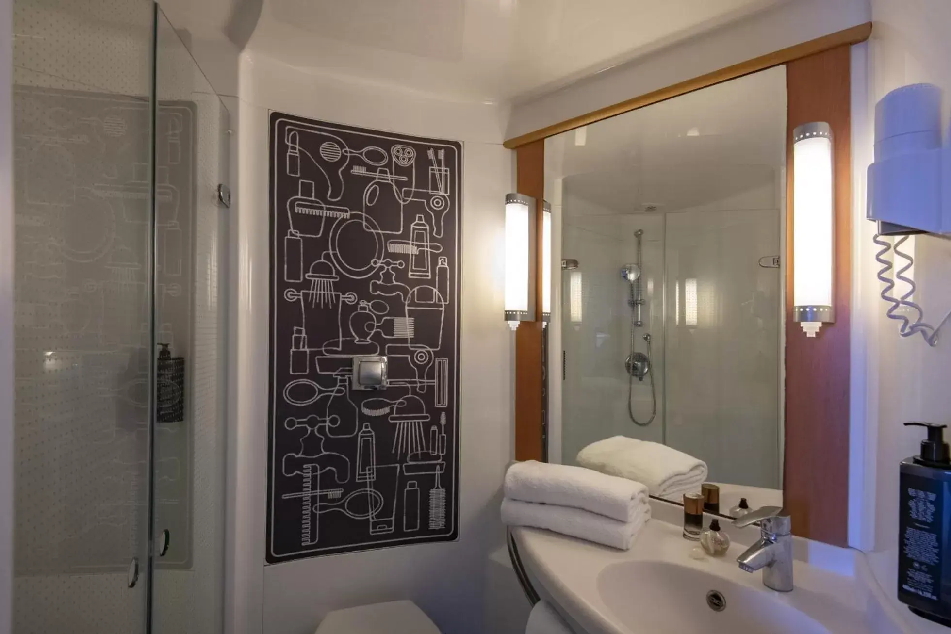 Shower, Bathroom in IBIS Cannes Mouans Sartoux Piscine parking gratuit