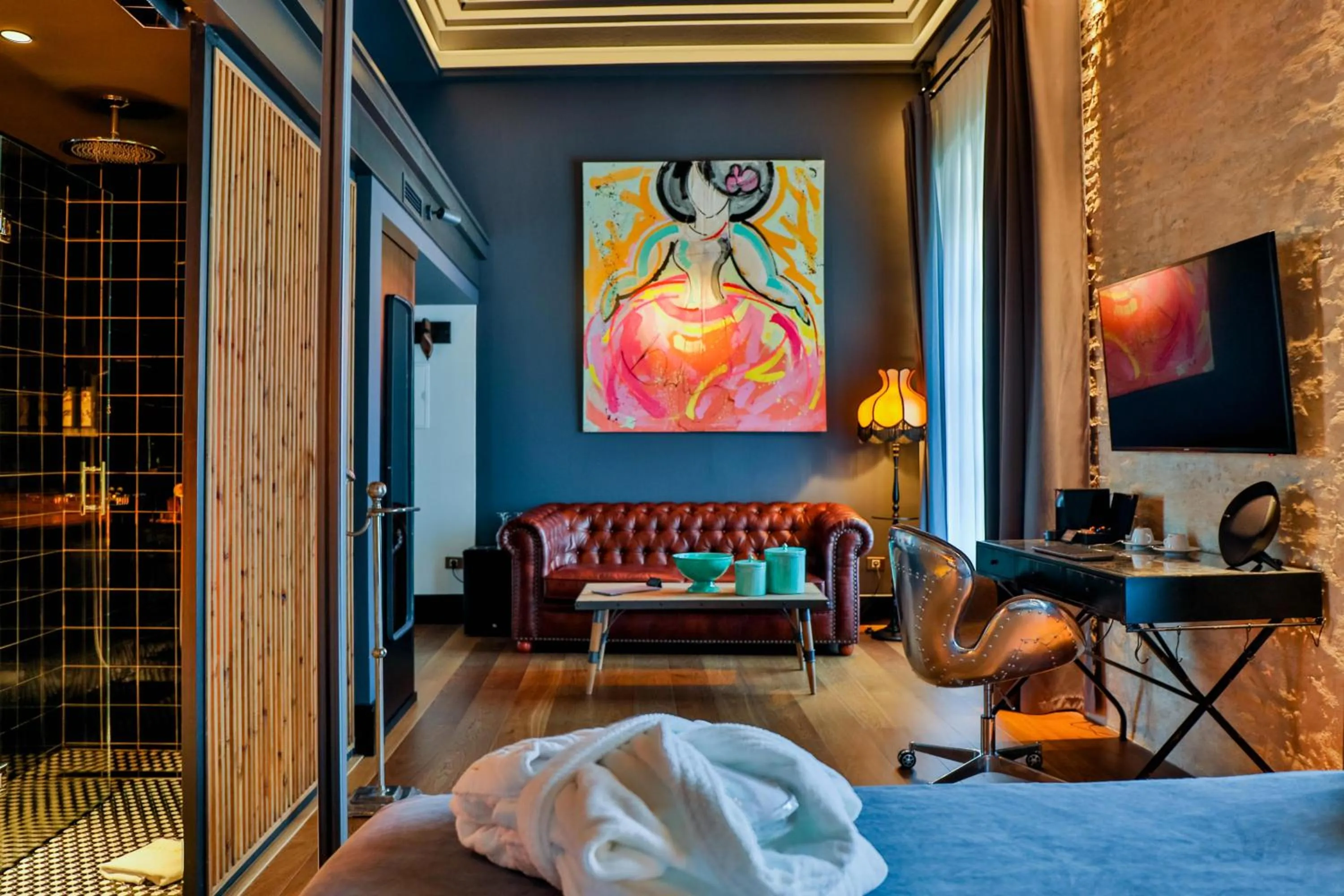 Photo of the whole room, Bed in Hotel Lobby