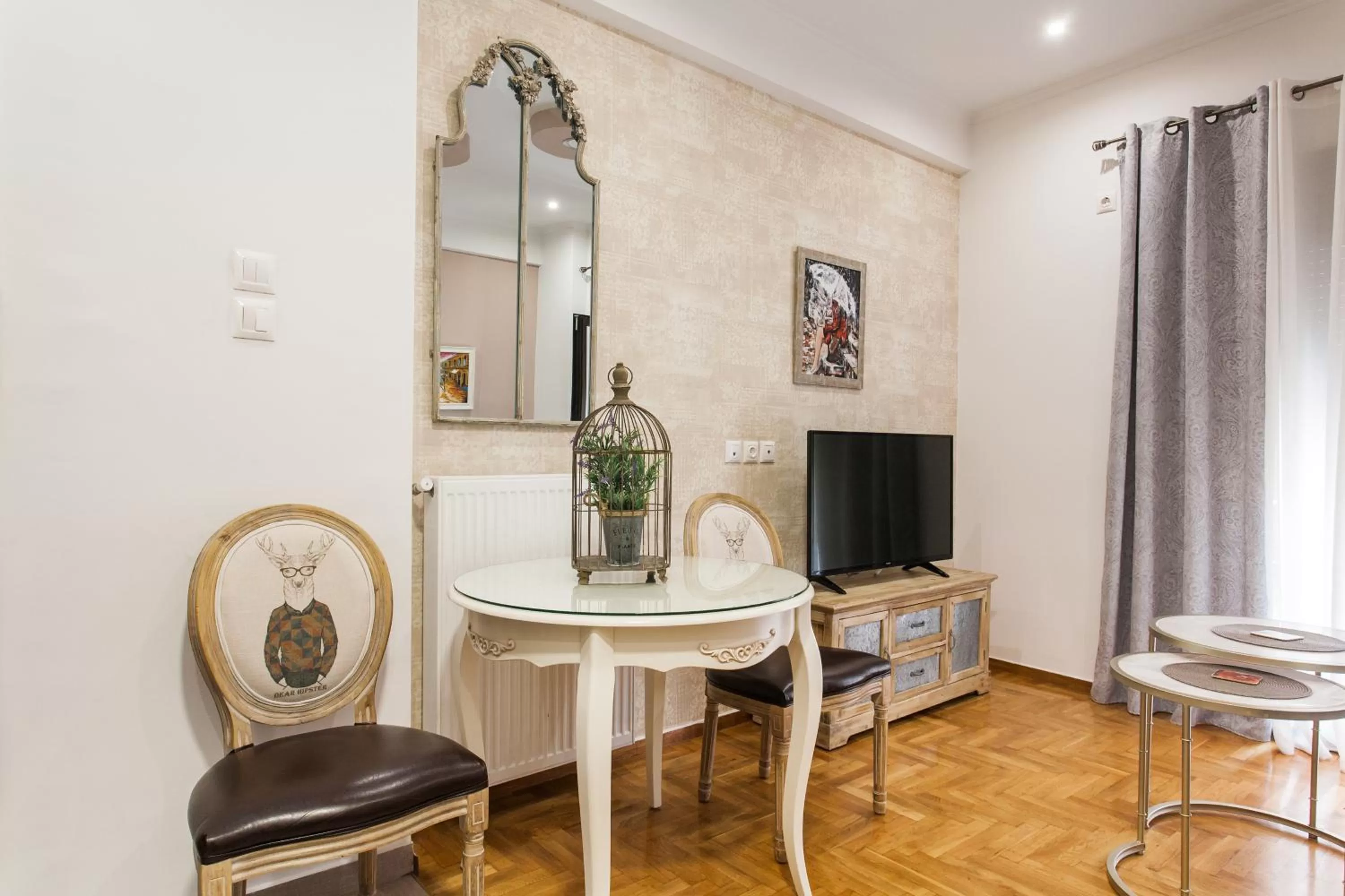 TV and multimedia in Nicholas Point Apartments and Rooms