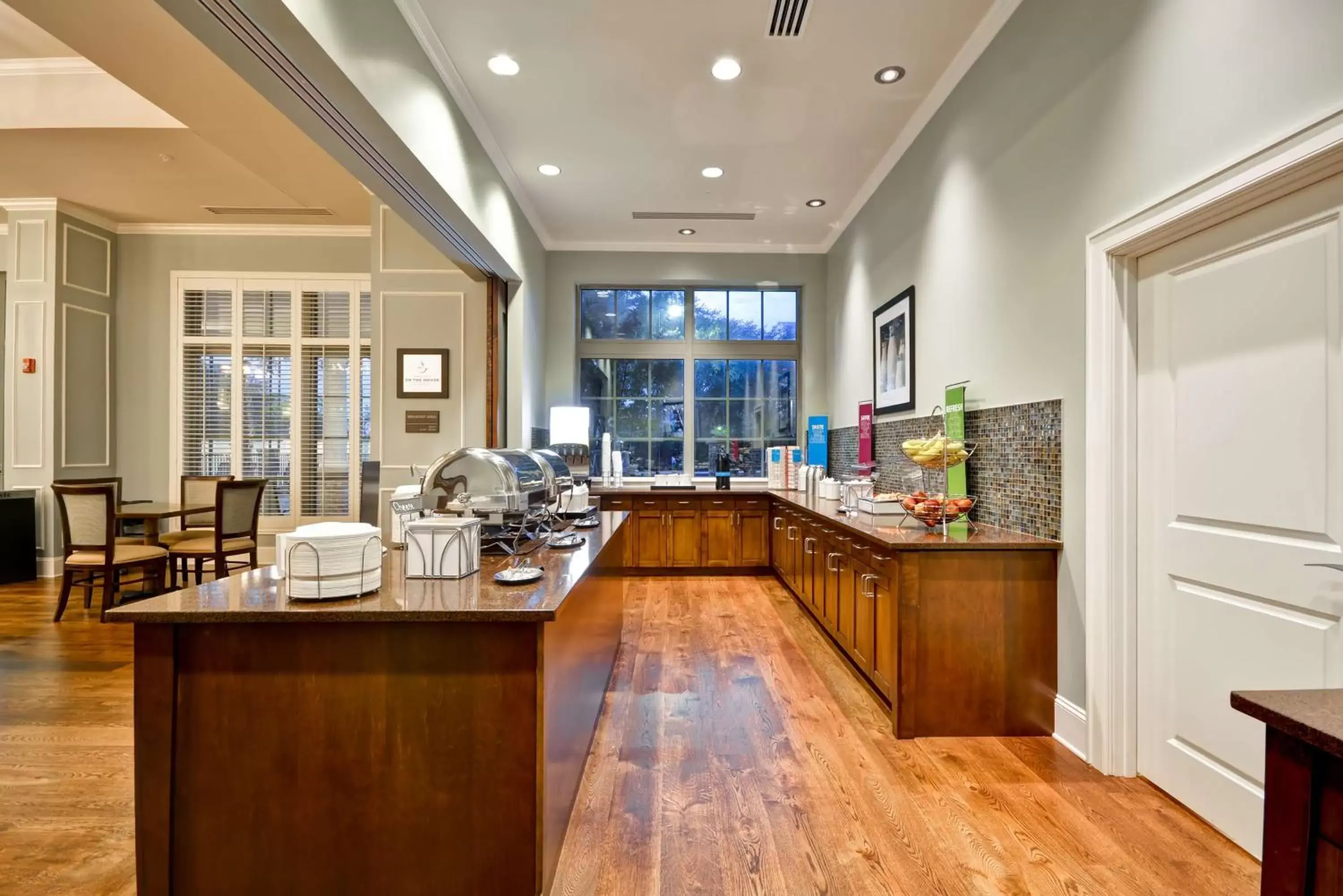 Dining area, Restaurant/Places to Eat in Hampton Inn & Suites Charleston Airport