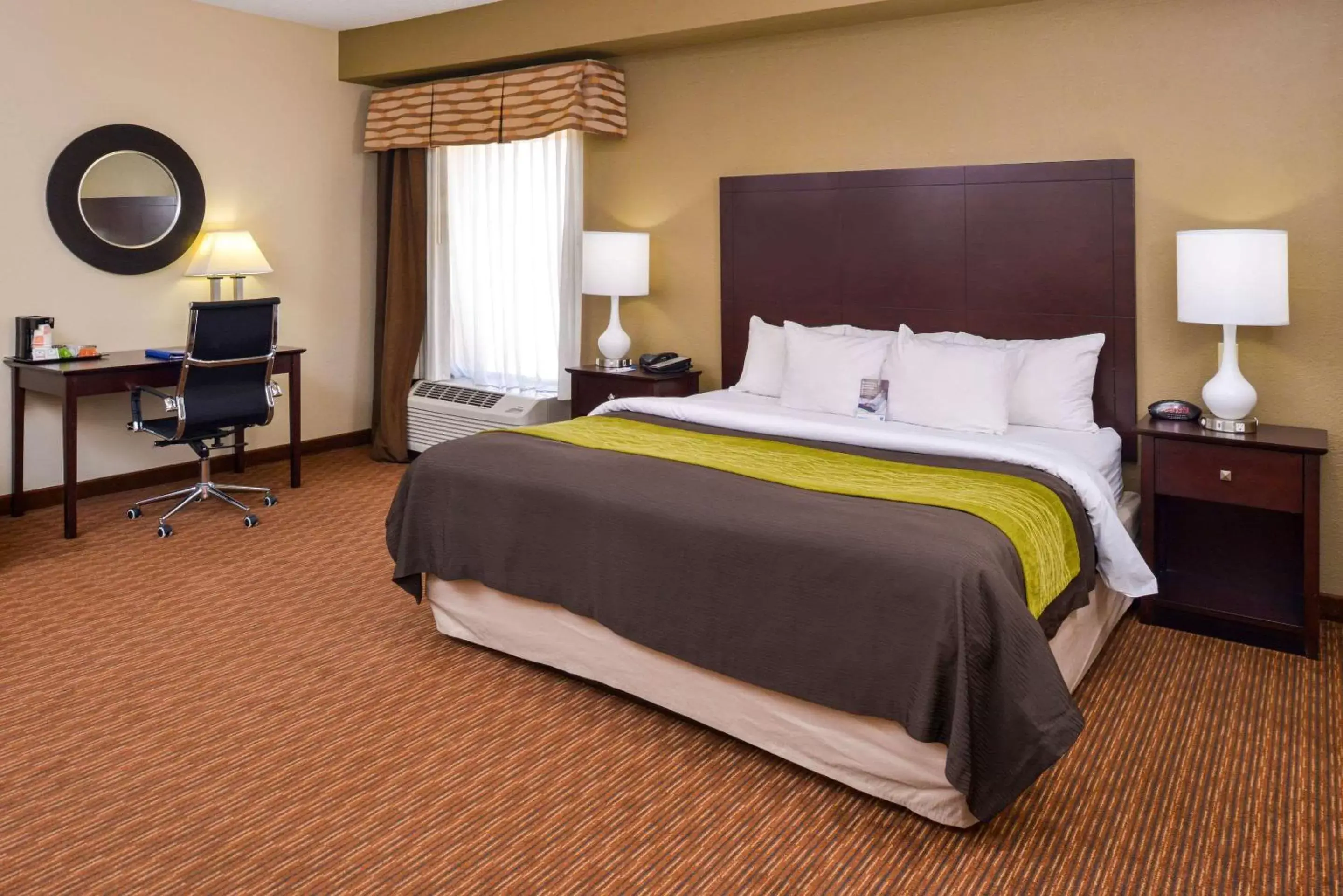 Photo of the whole room, Bed in Comfort Inn and Suites Joplin