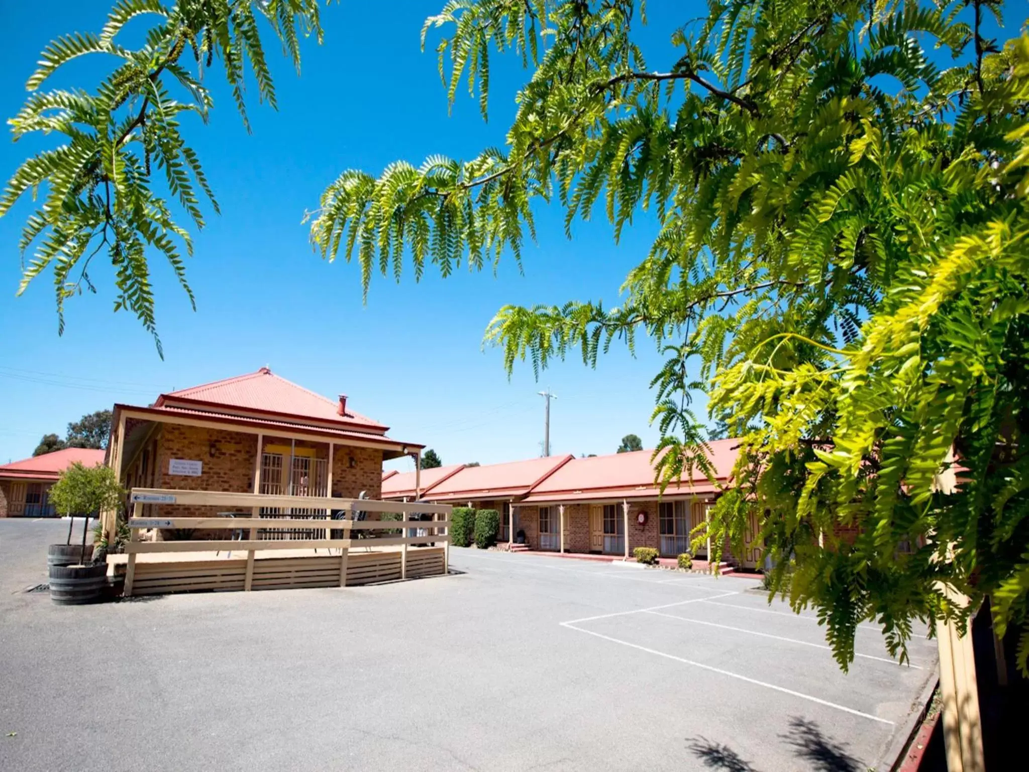 Swimming pool, Property Building in Quality Inn Colonial