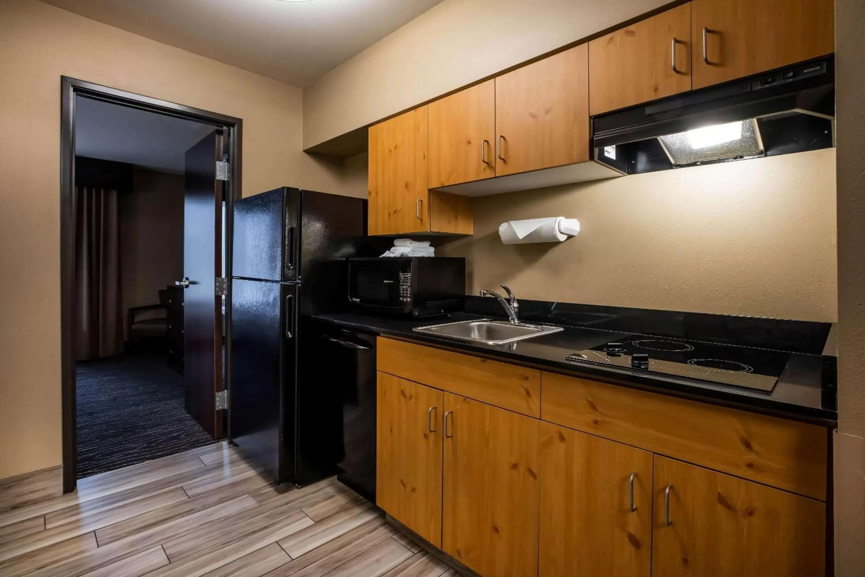 Photo of the whole room, Kitchen/Kitchenette in La Quinta by Wyndham Eugene