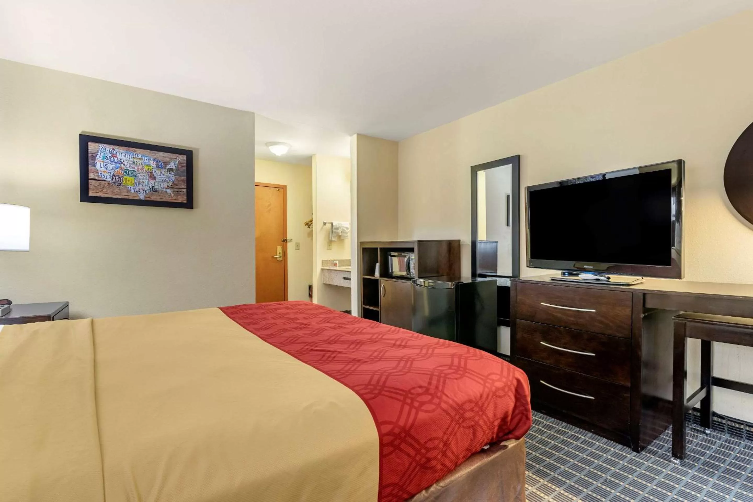 Photo of the whole room, Bed in Econo Lodge Brunswick Travel Center