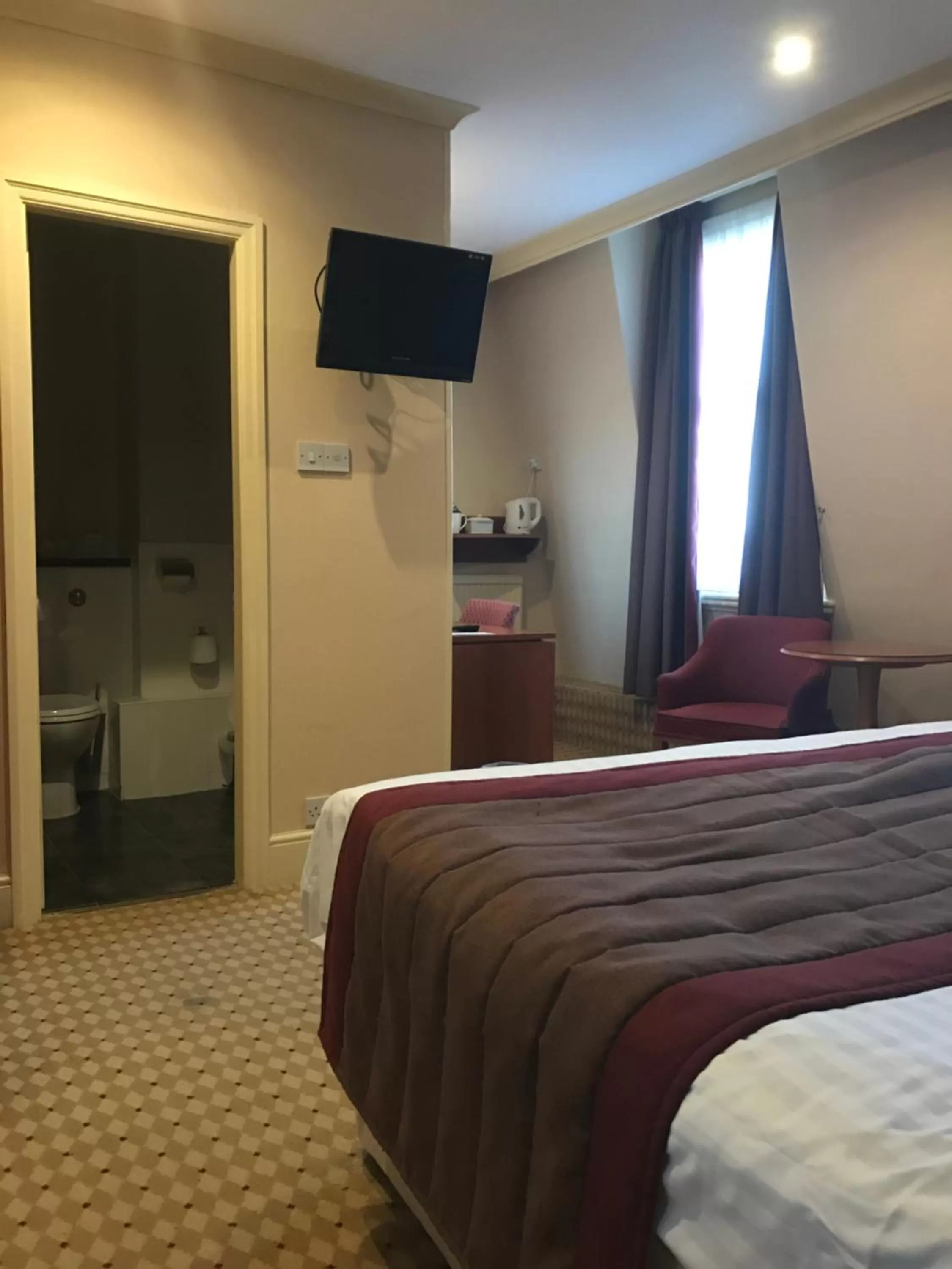 TV and multimedia, Bed in Crown & Mitre Hotel