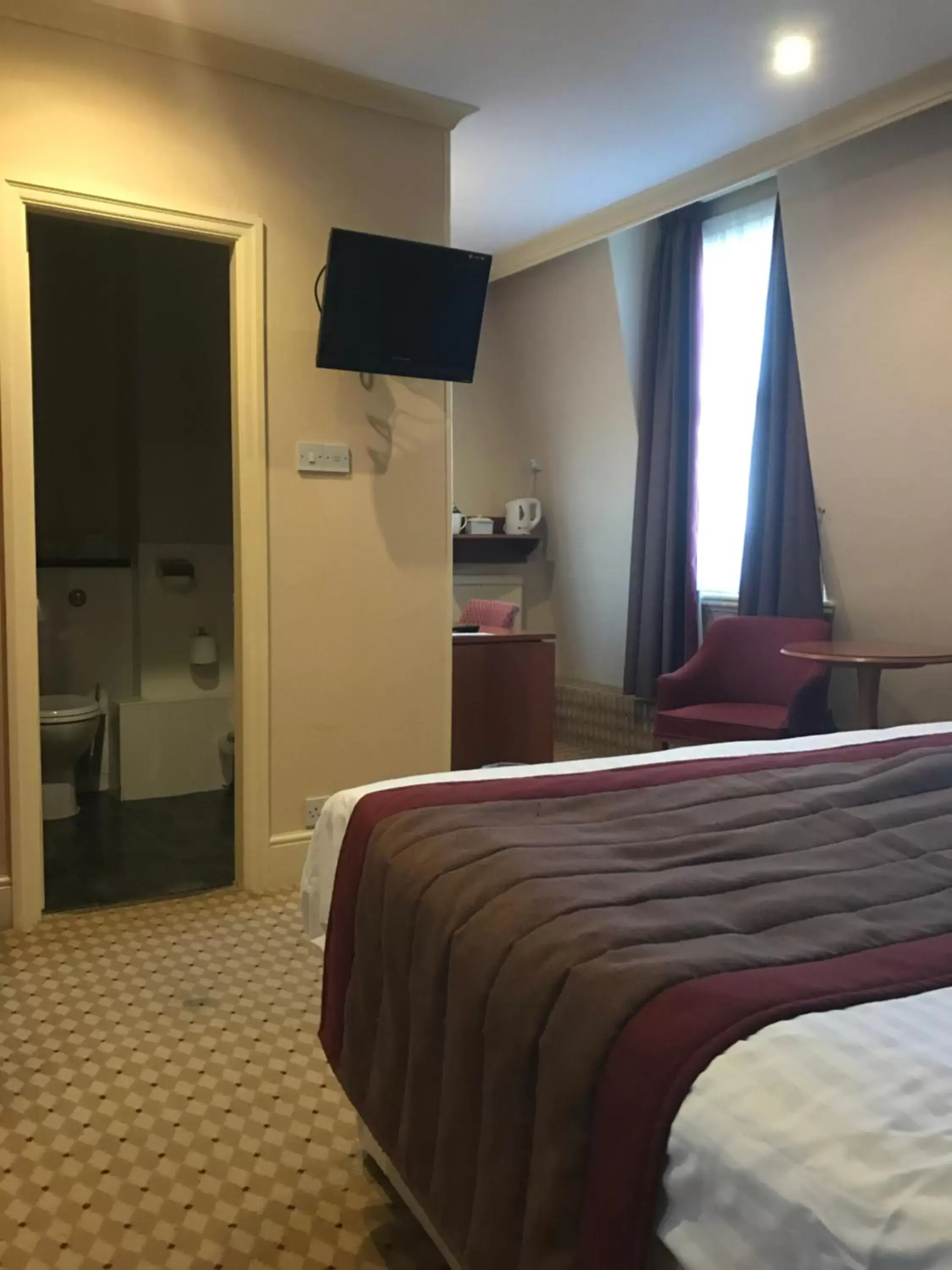 TV and multimedia in Crown & Mitre Hotel