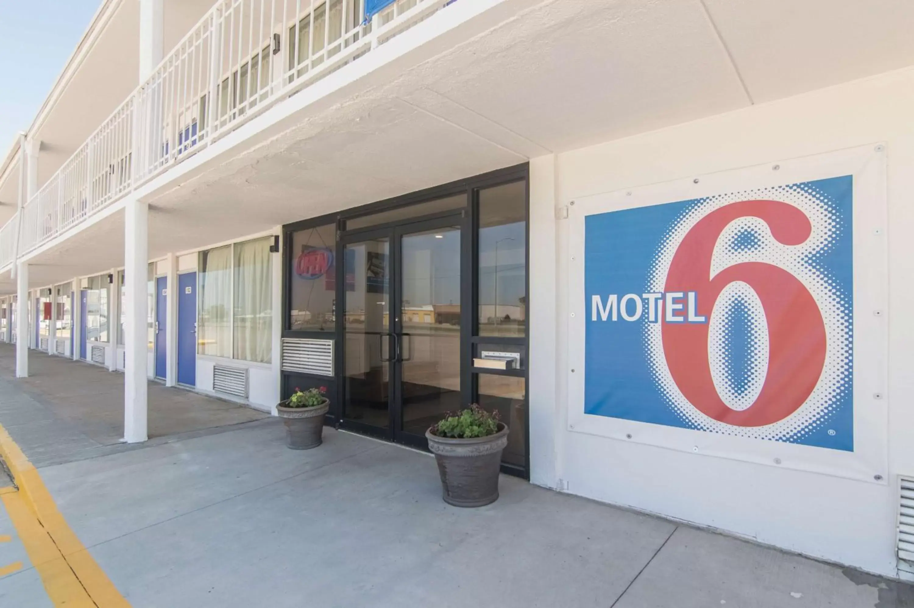 Property building, Property Logo/Sign in Motel 6-Liberal, KS