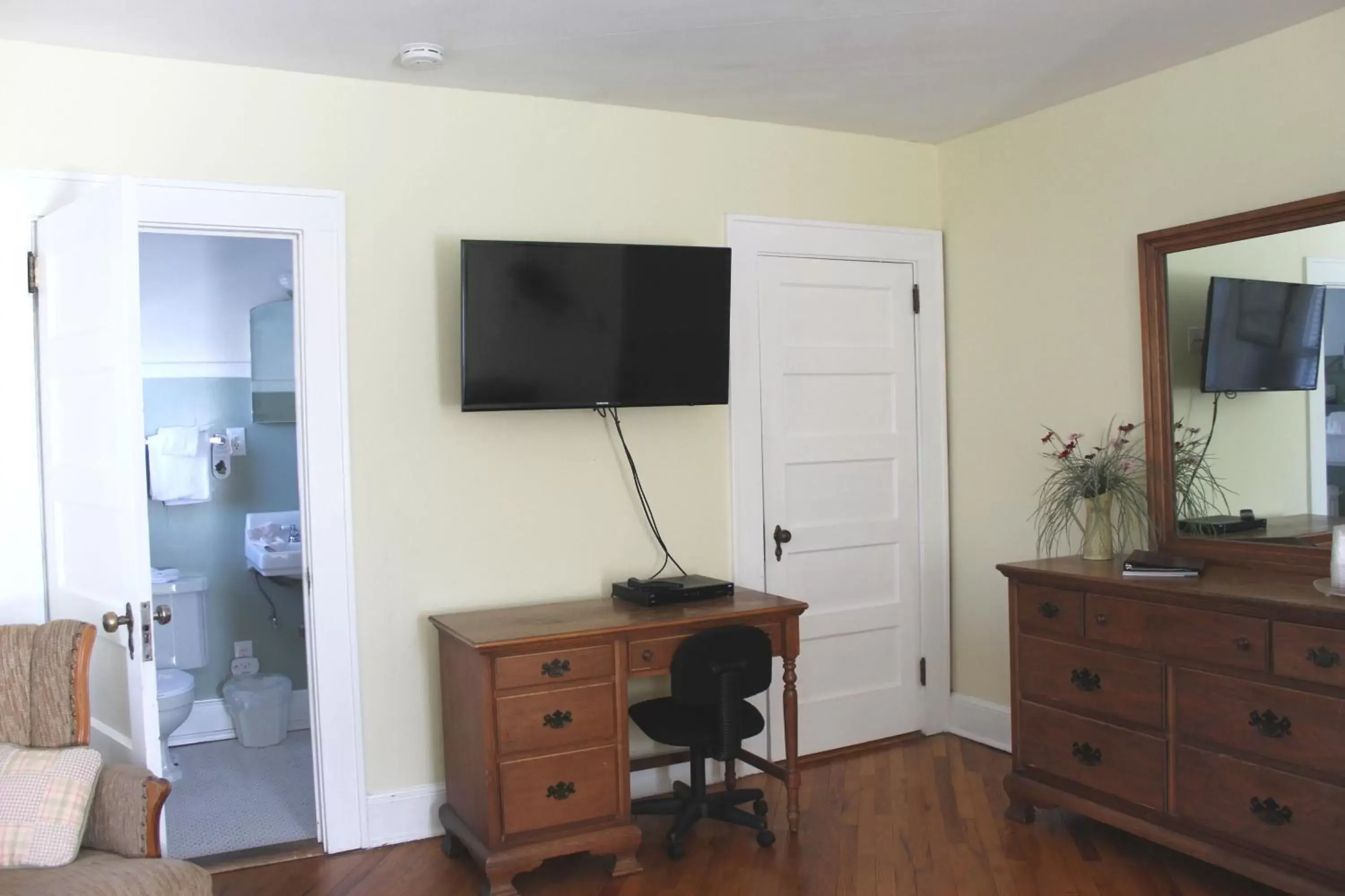 Bedroom, TV/Entertainment Center in Echo Mountain Inn