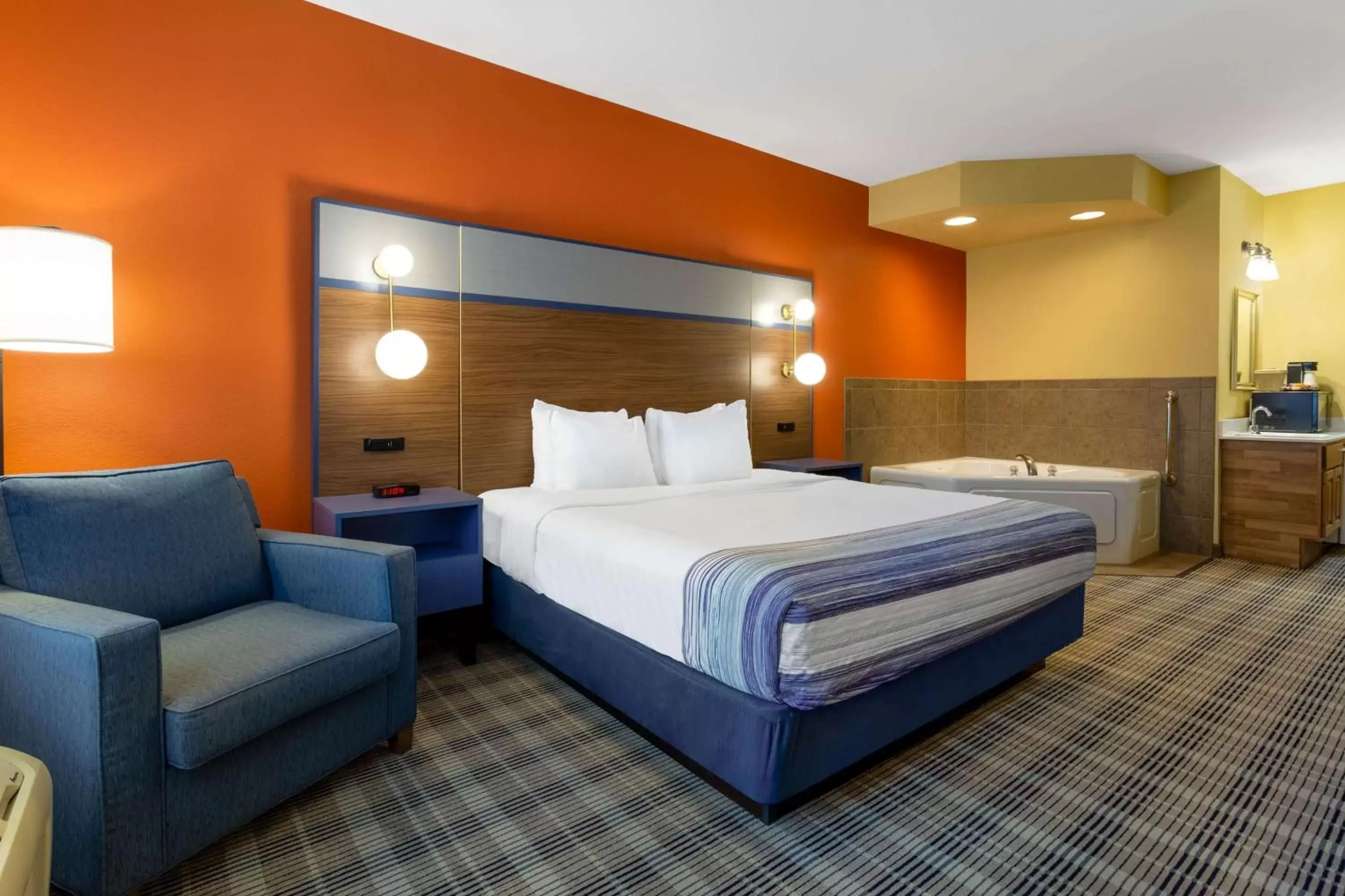 Photo of the whole room, Bed in AmericInn by Wyndham Fulton Clinton